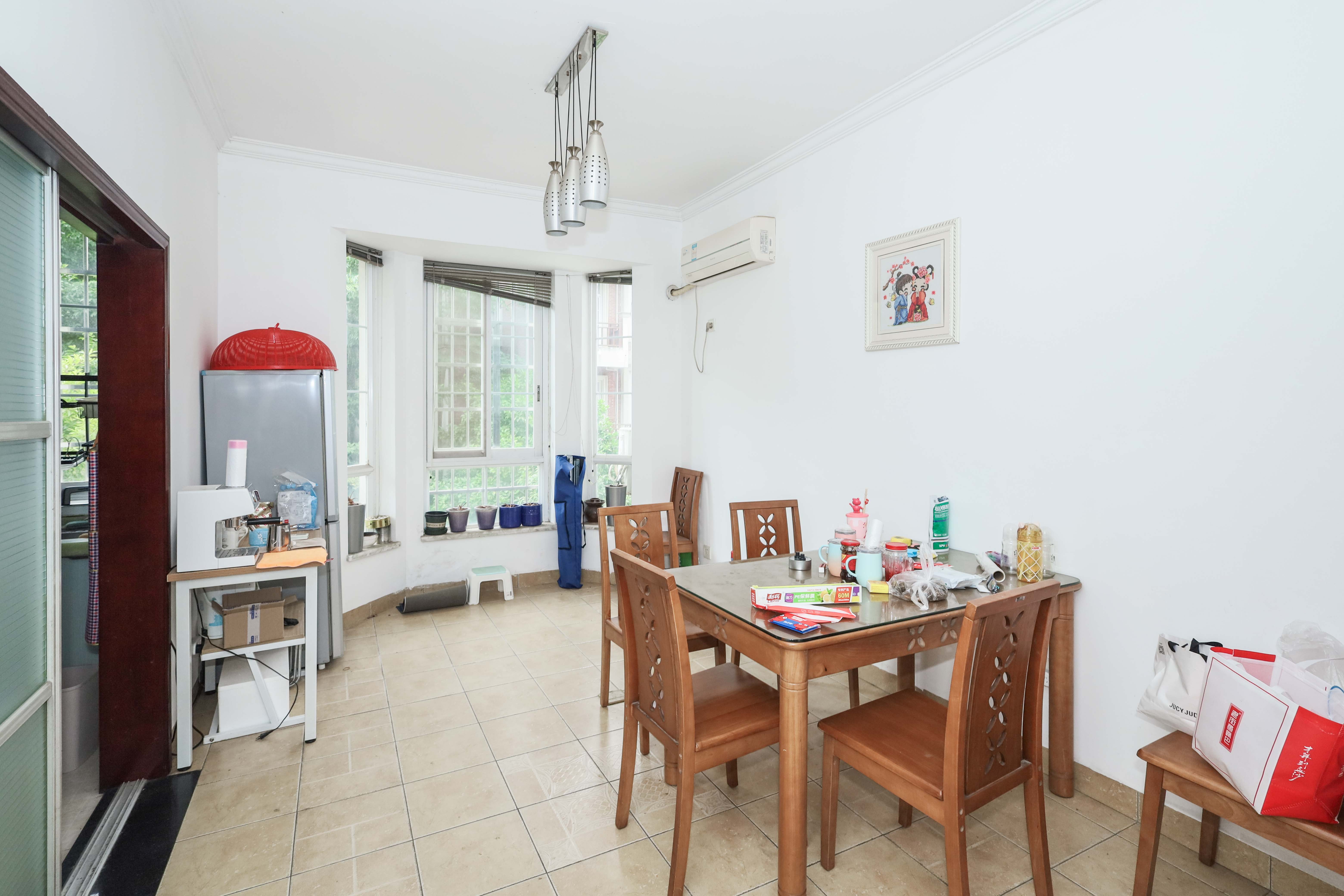 山水英伦 6室3厅3卫 275.0万 山水英伦 6室3厅3卫 275.0万客厅