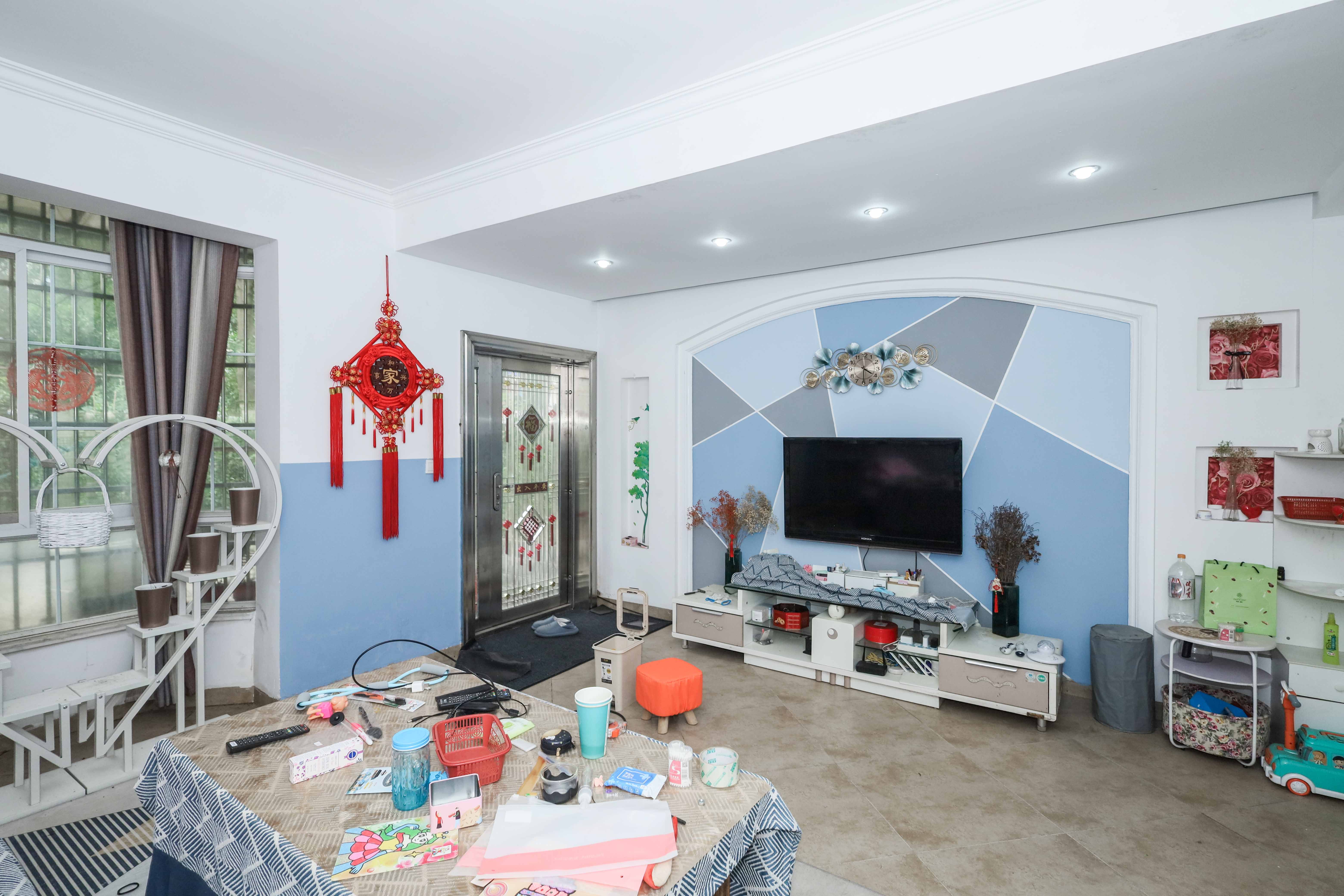 山水英伦 6室3厅3卫 275.0万 山水英伦 6室3厅3卫 275.0万客厅