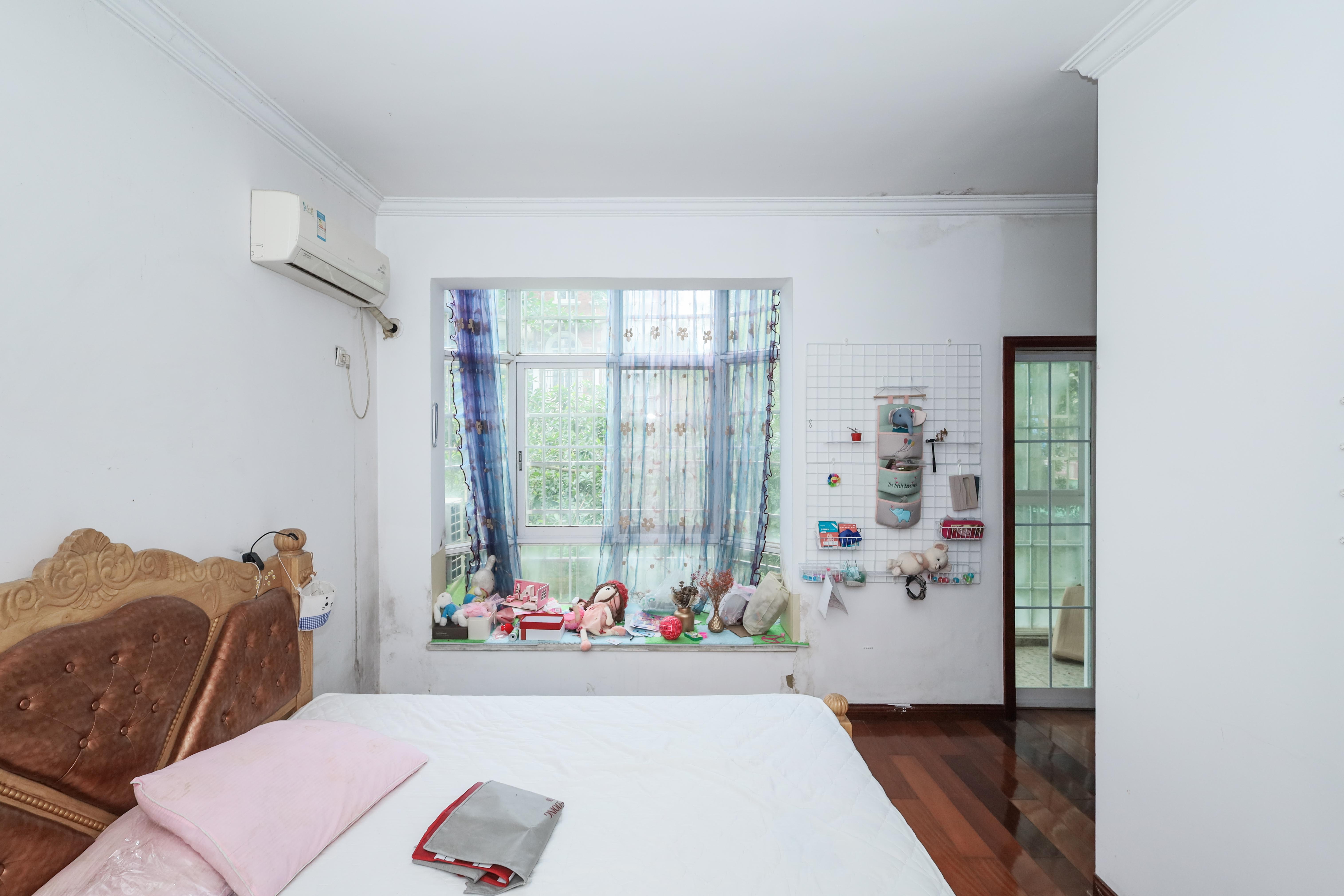 山水英伦 6室3厅3卫 275.0万 山水英伦 6室3厅3卫 275.0万卧室