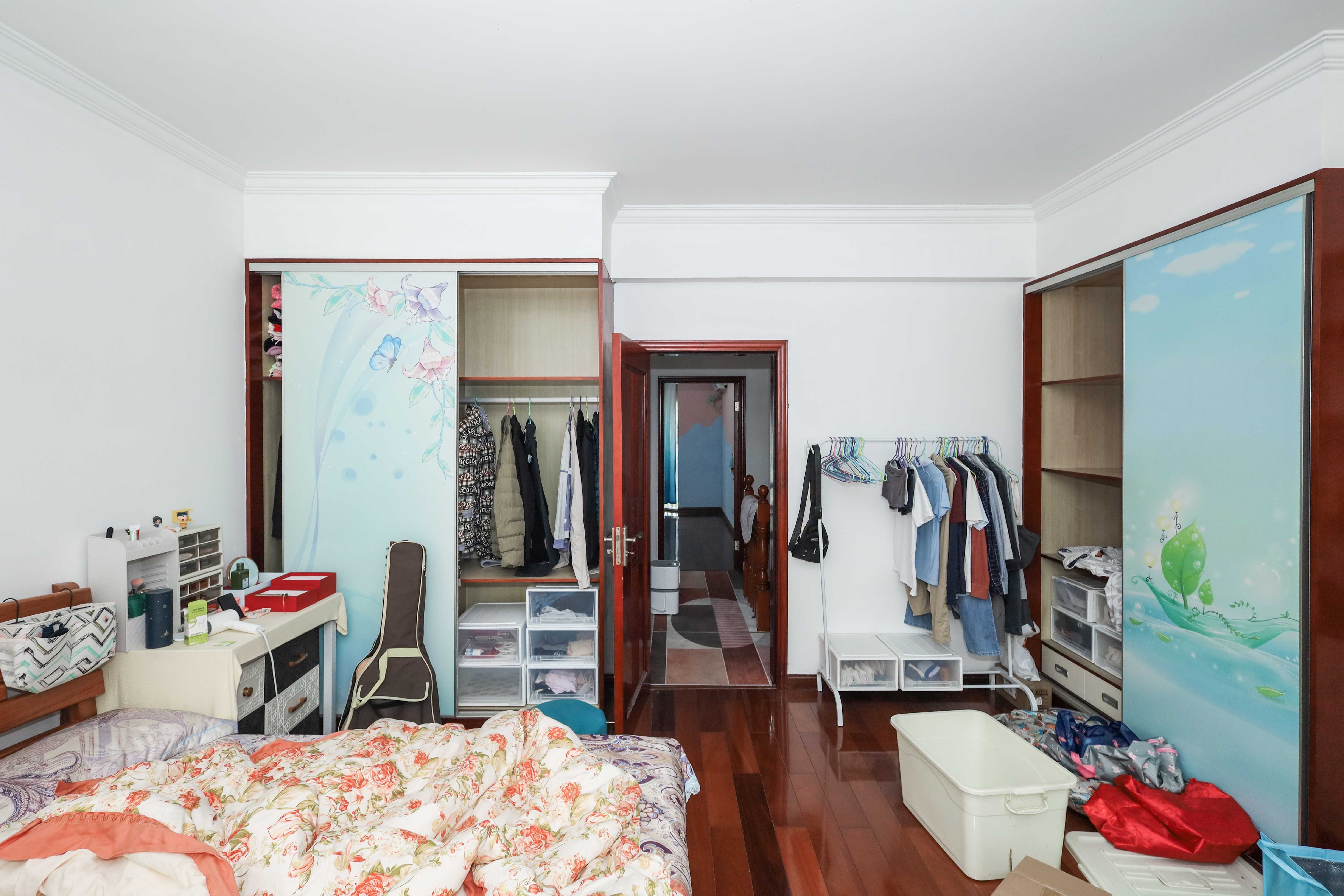 山水英伦 6室3厅3卫 275.0万 山水英伦 6室3厅3卫 275.0万卧室