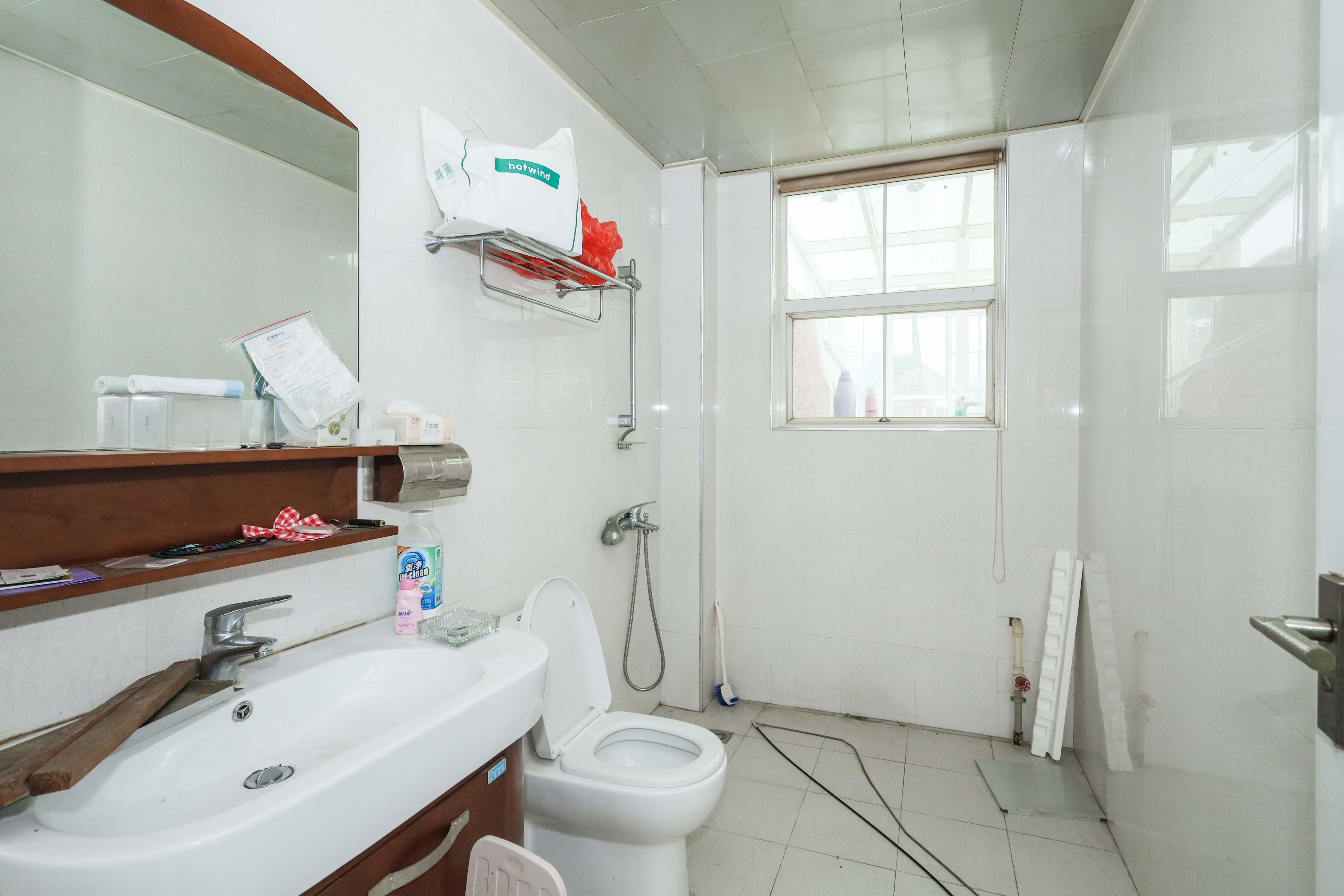 山水英伦 6室3厅3卫 275.0万 山水英伦 6室3厅3卫 275.0万卫生间