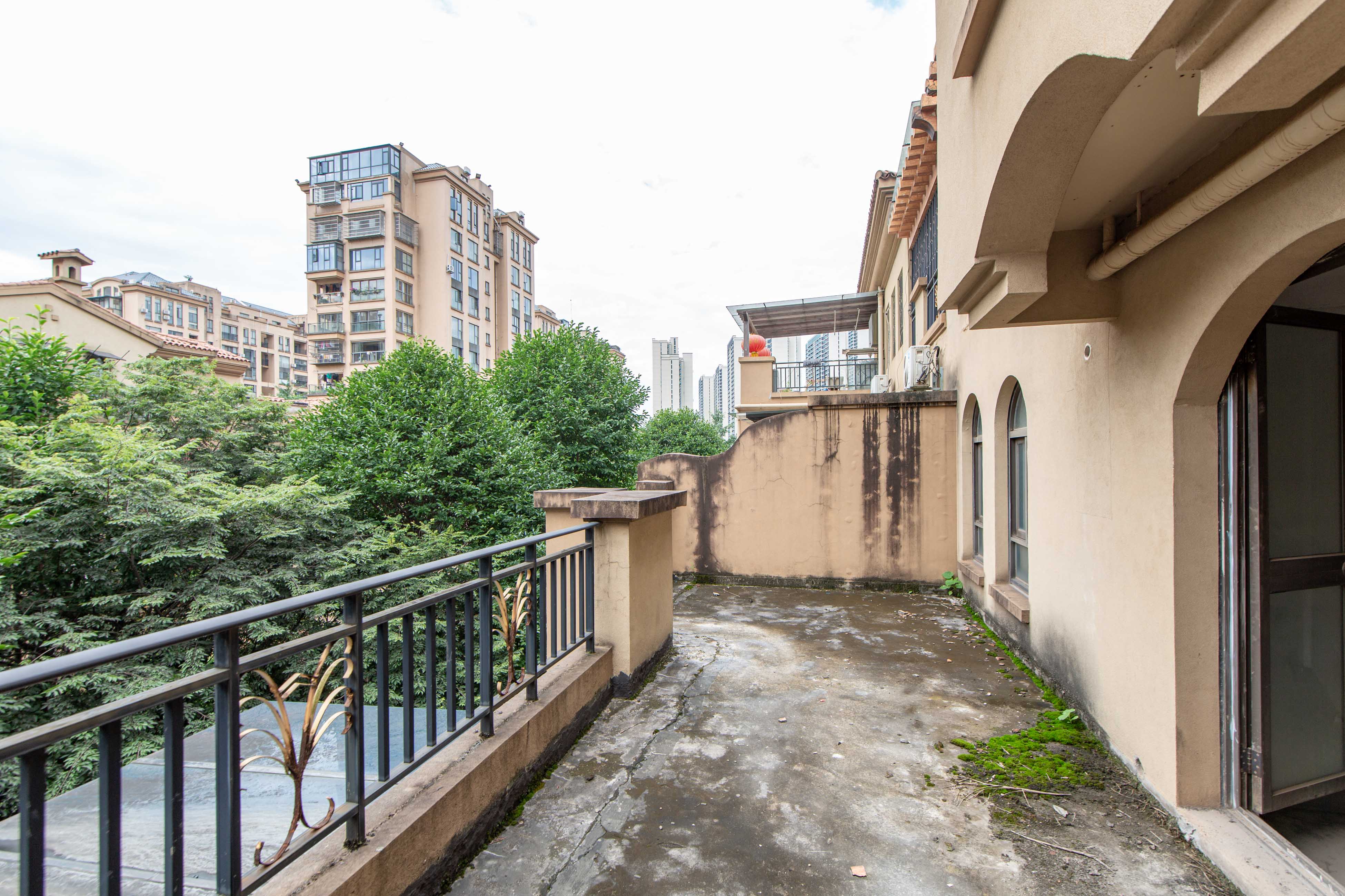 中城丽景香山园  5室3厅3卫   278.00万客厅