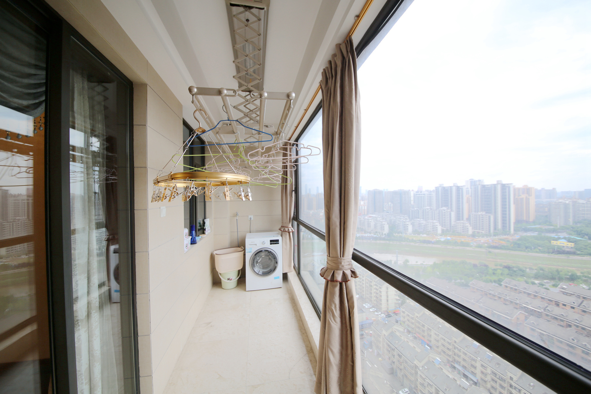 运达中央广场一、二期  3室2厅2卫    370.0万阳台