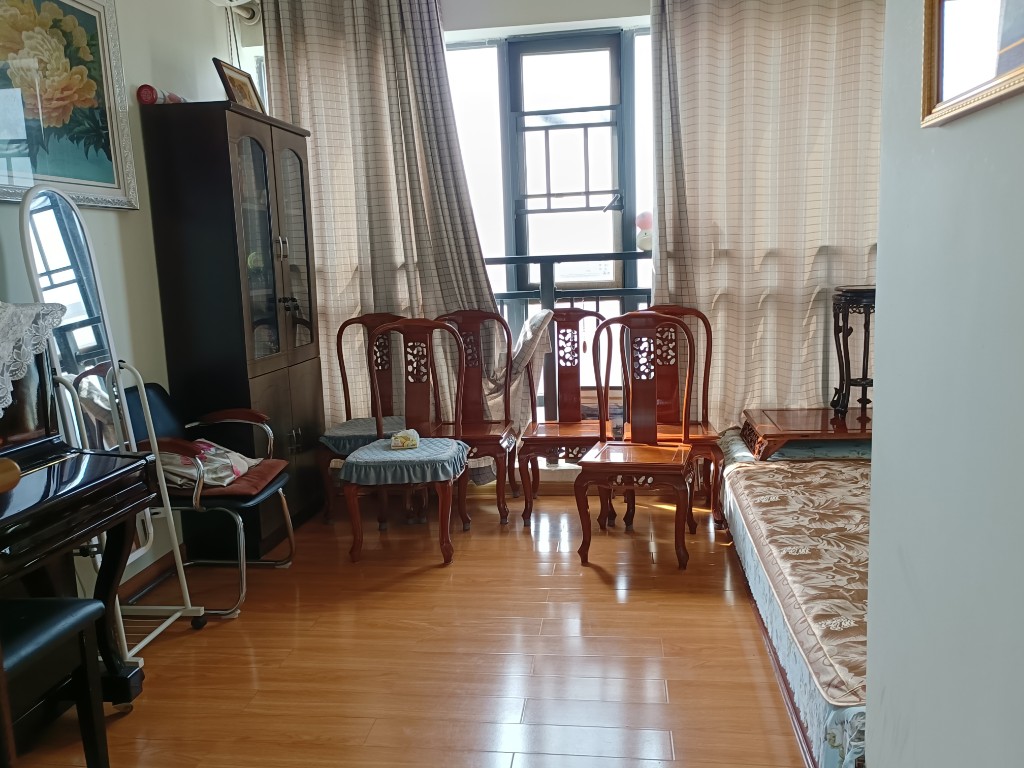 美的城一期  3室2厅1卫   92.00万客厅
