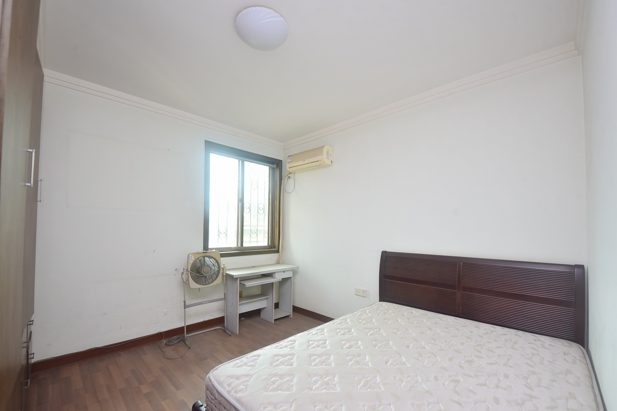 新华园  3室2厅1卫    50.0万卧室