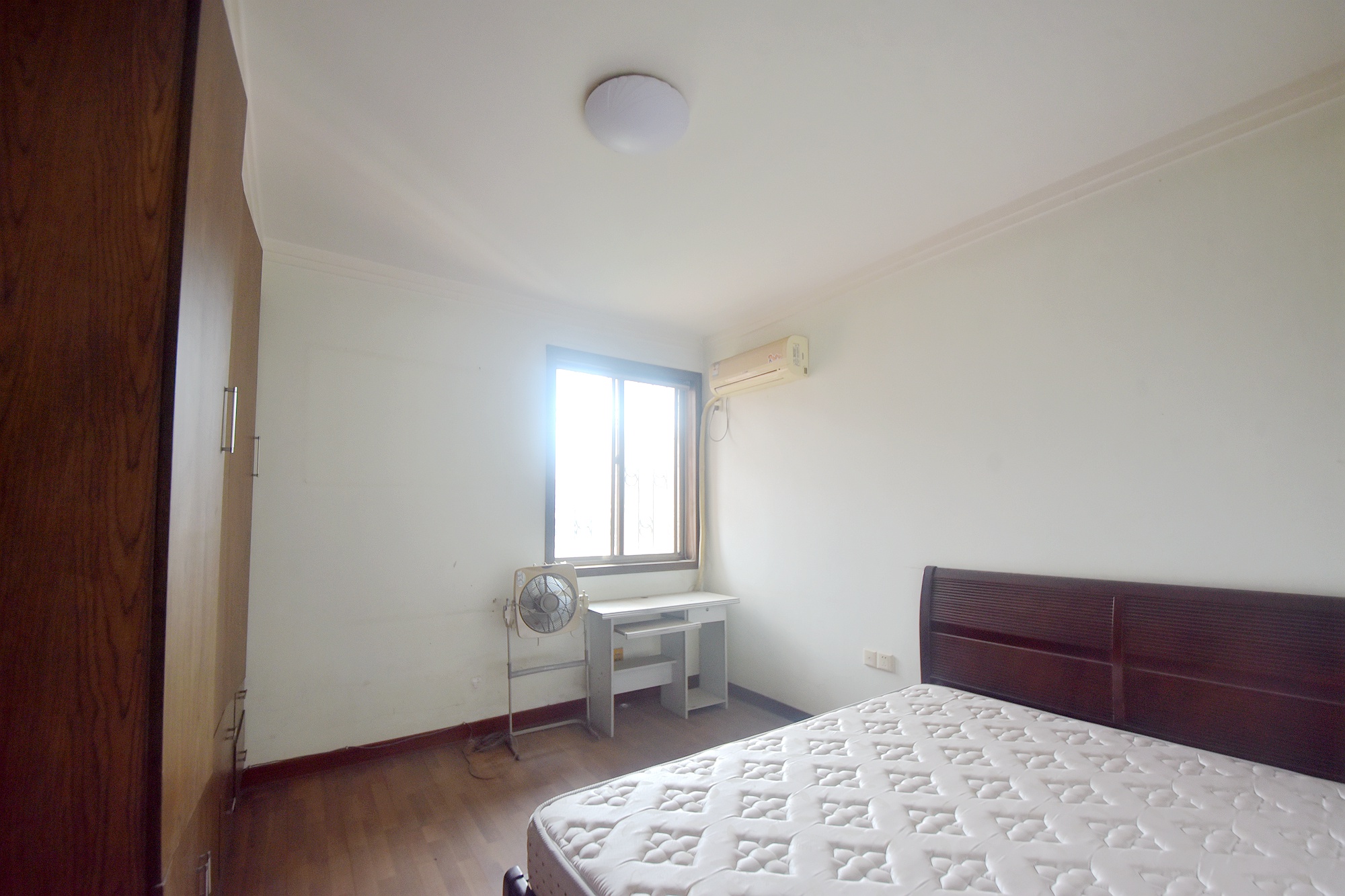 新华园  3室2厅1卫    50.0万卧室