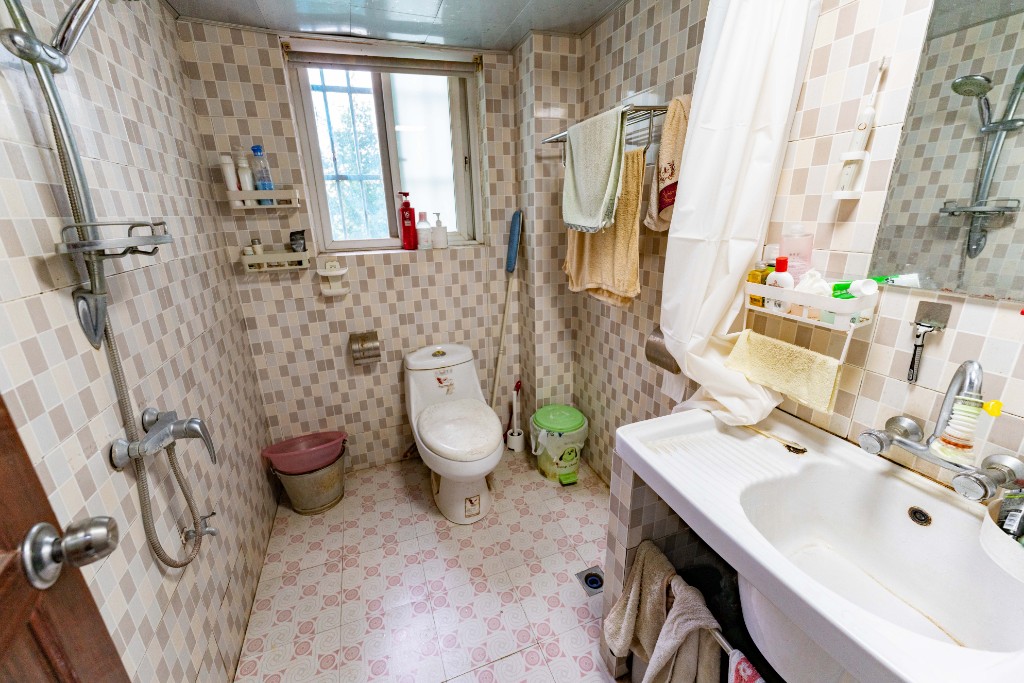 嘉盛华庭(一期、二期、三期) 2室2厅1卫 88.8万 嘉盛华庭(一期、二期、三期) 2室2厅1卫 88.8万卫生间