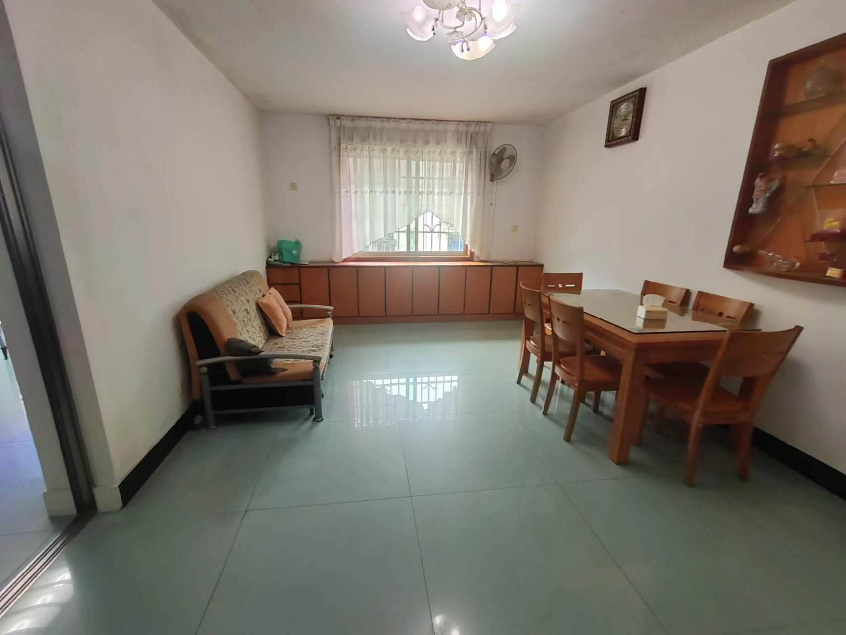 泰华二村 3室2厅2卫 50.0万 泰华二村 3室2厅2卫 50.0万客厅