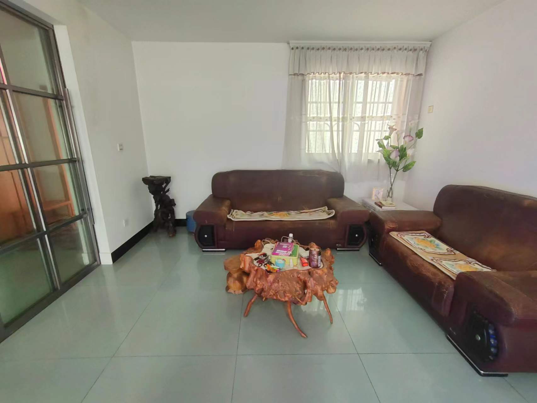 泰华二村 3室2厅2卫 50.0万 泰华二村 3室2厅2卫 50.0万客厅