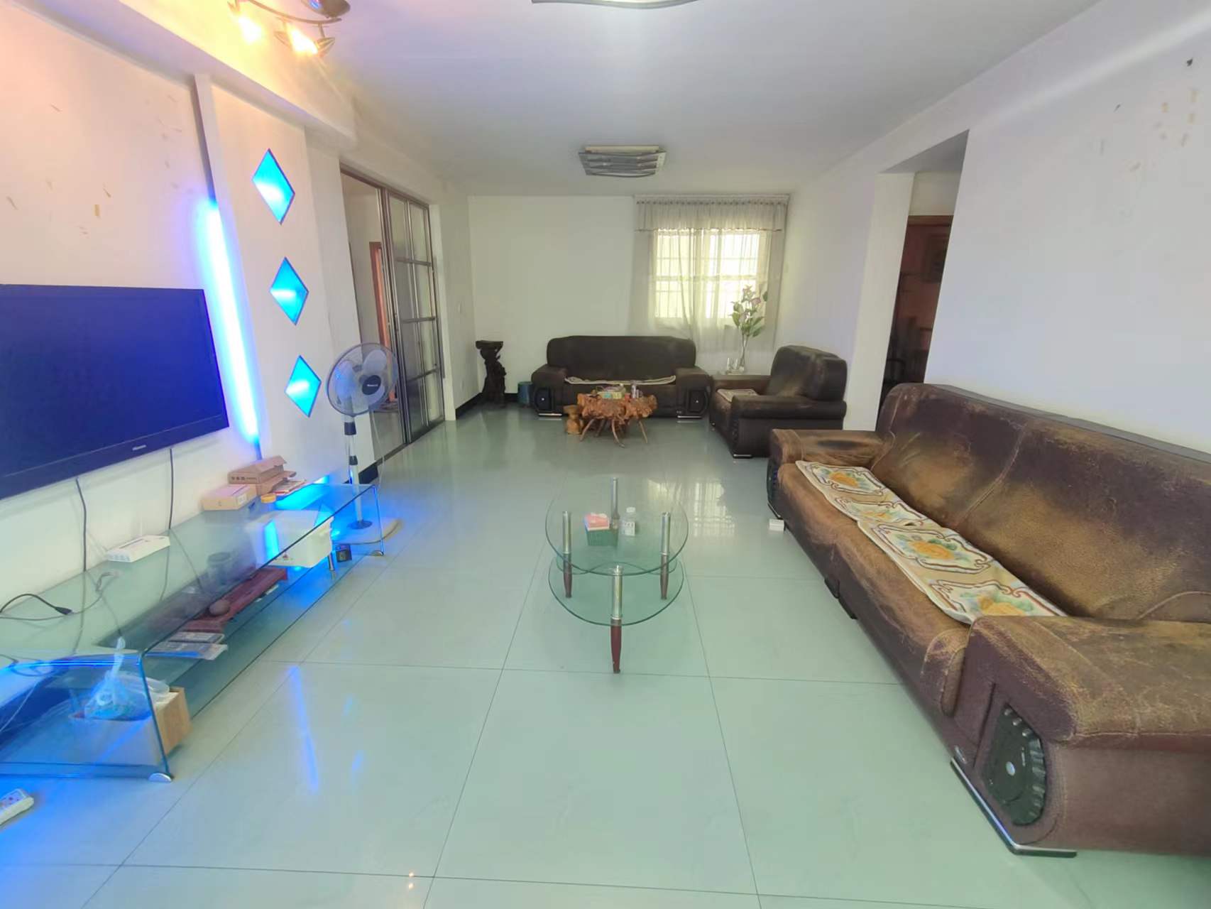 泰华二村 3室2厅2卫 50.0万 泰华二村 3室2厅2卫 50.0万客厅