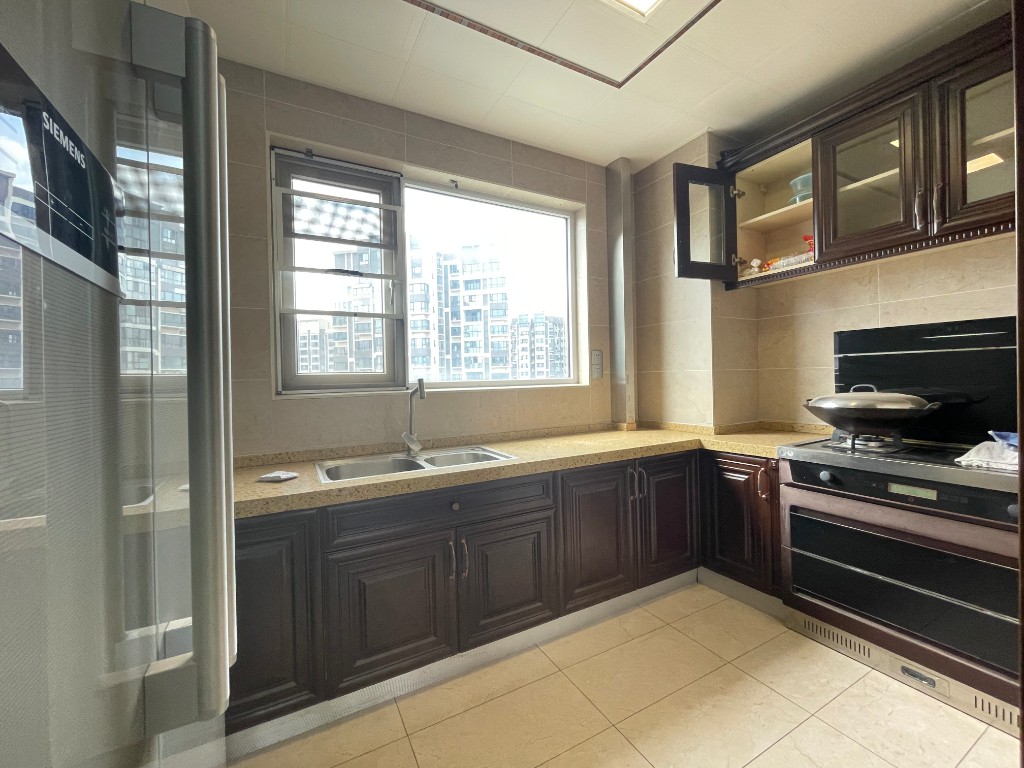 美的城二期  4室2厅1卫    108.0万客厅