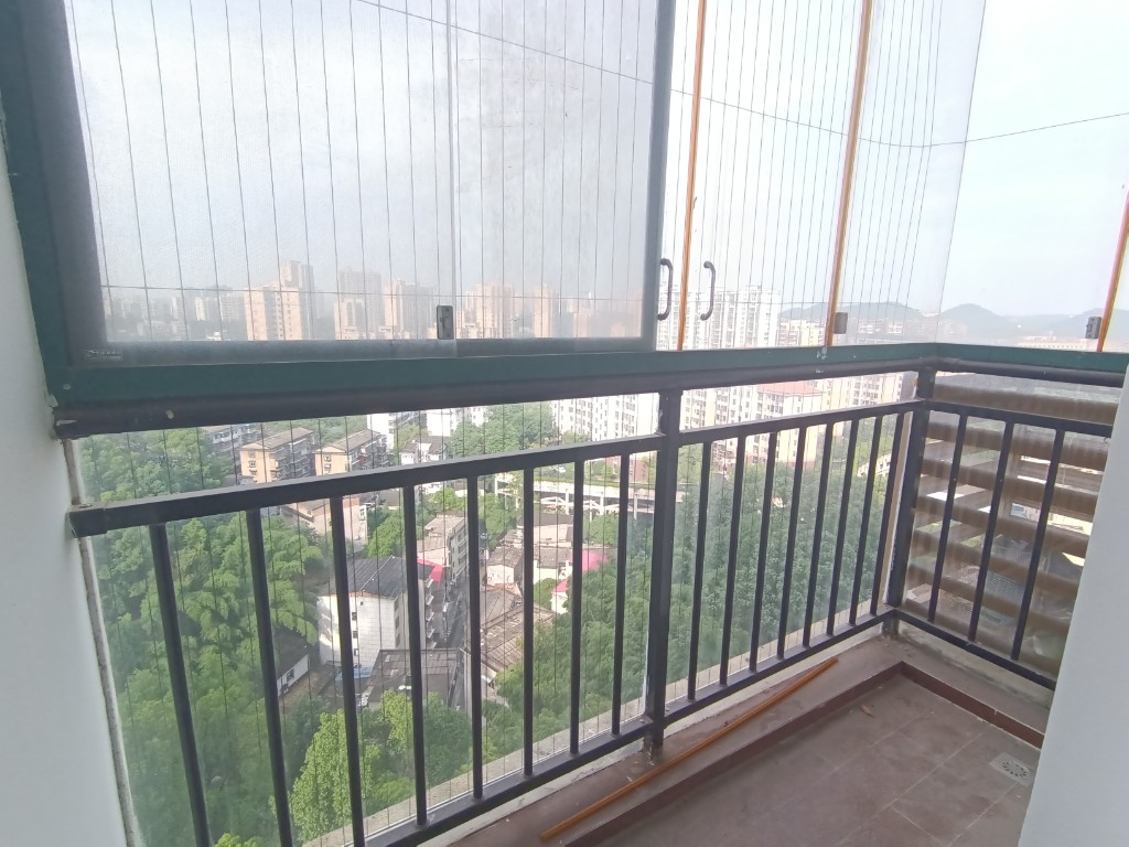 经世皇城  3室2厅1卫   72.00万客厅