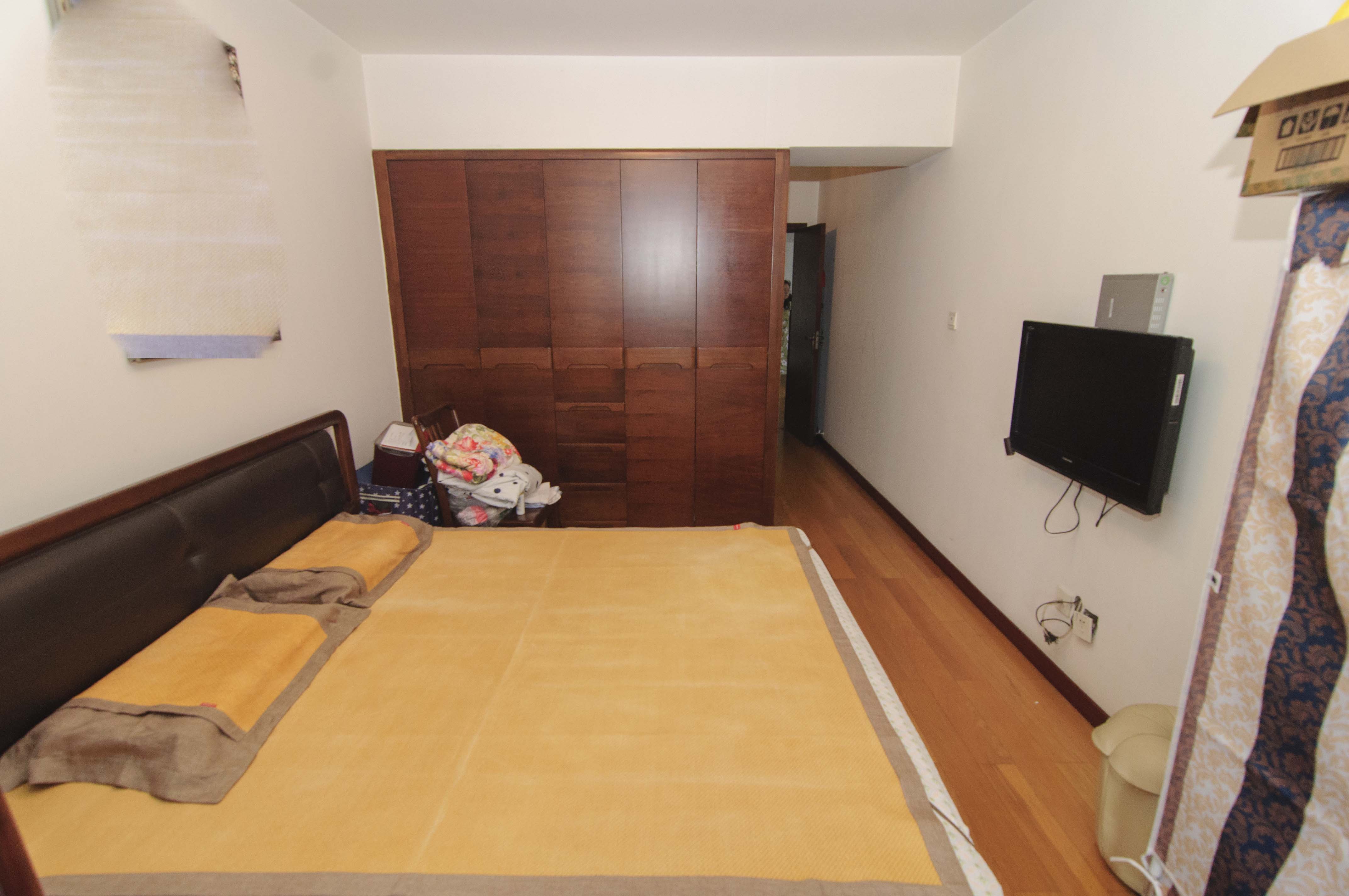 南国新城  3室2厅2卫   105.00万卧室