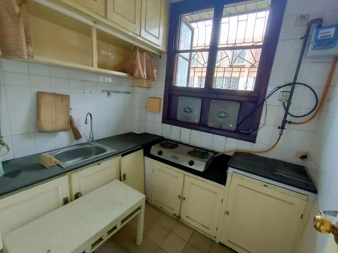 市二中单位房 3室2厅1卫 41.8万 市二中单位房 3室2厅1卫 41.8万客厅