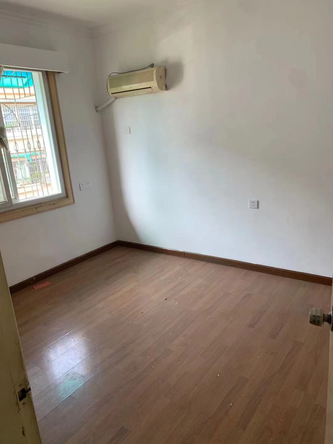 市二中单位房 3室2厅1卫 41.8万 市二中单位房 3室2厅1卫 41.8万客厅