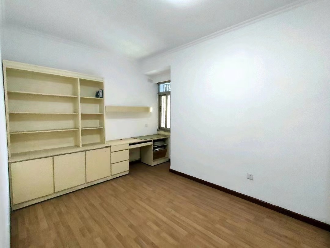 市二中单位房 3室2厅1卫 41.8万 市二中单位房 3室2厅1卫 41.8万客厅