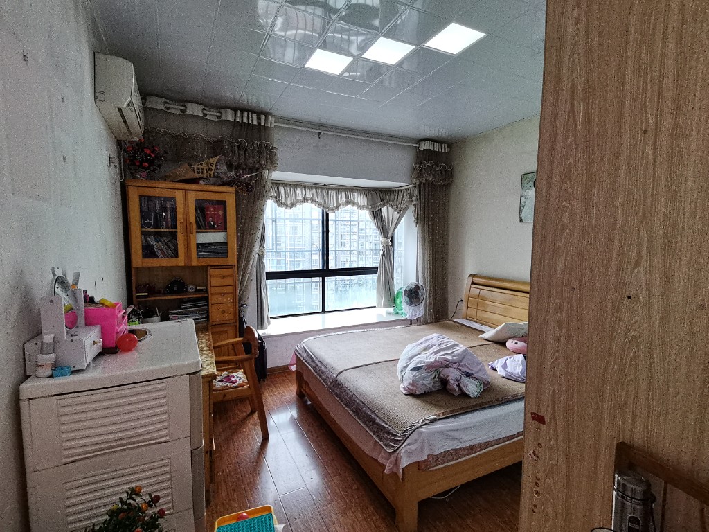 西子花园  3室2厅2卫   62.00万客厅