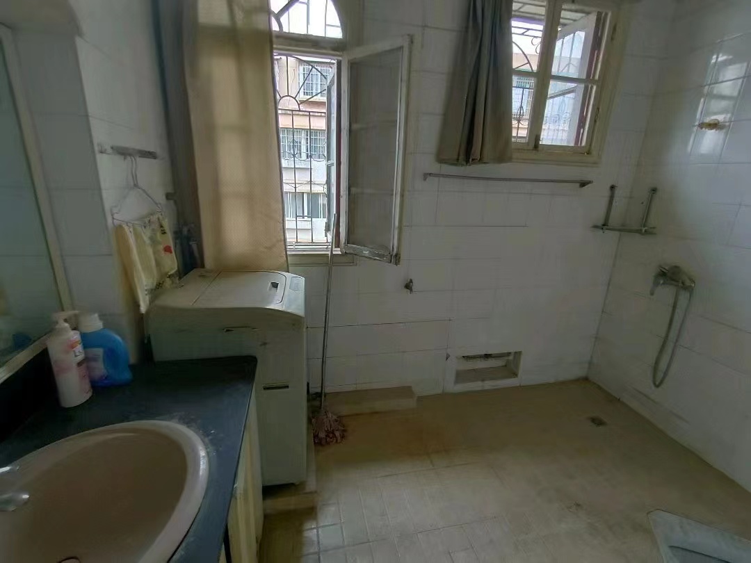 市二中单位房 3室2厅1卫 41.8万 市二中单位房 3室2厅1卫 41.8万客厅