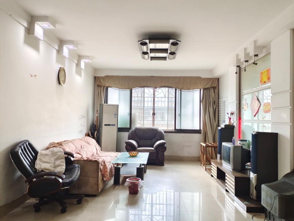 泰苑小区 3室2厅1卫 42.8万 泰苑小区 3室2厅1卫 42.8万客厅