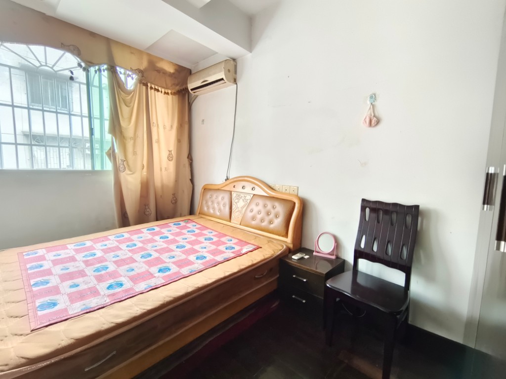 泰苑小区 3室2厅1卫 42.8万 泰苑小区 3室2厅1卫 42.8万客厅