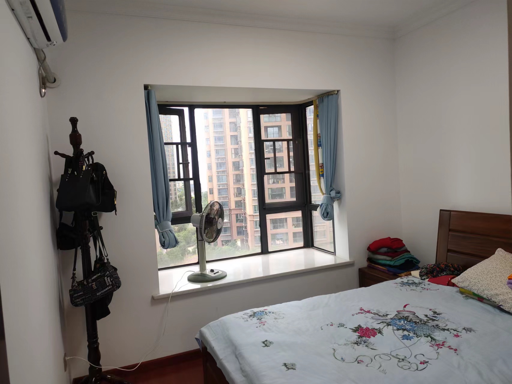 城市公园 5室2厅2卫 115.0万 城市公园 5室2厅2卫 115.0万客厅