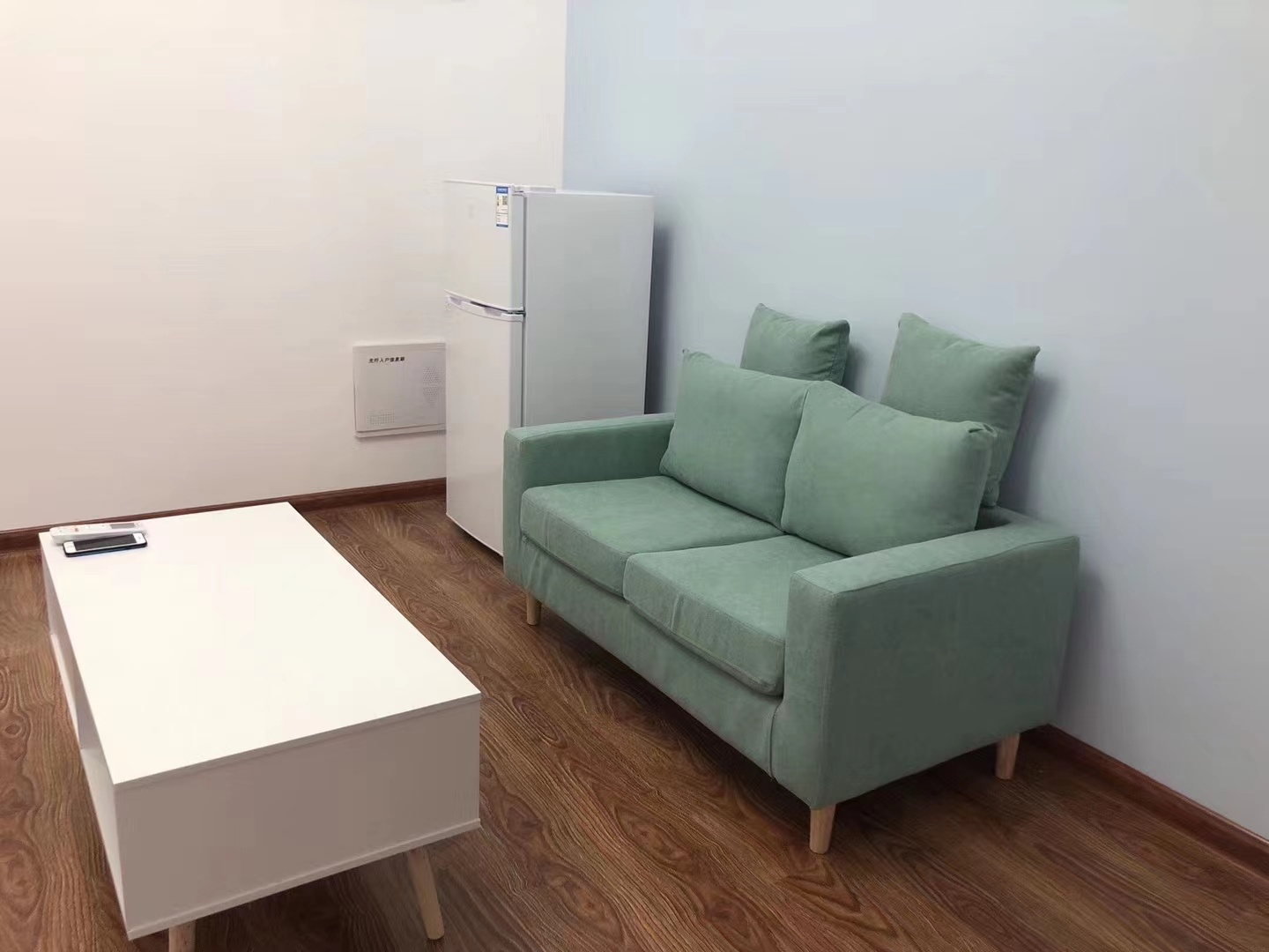 香槟小镇 1室1厅1卫 31.0万 香槟小镇 1室1厅1卫 31.0万客厅