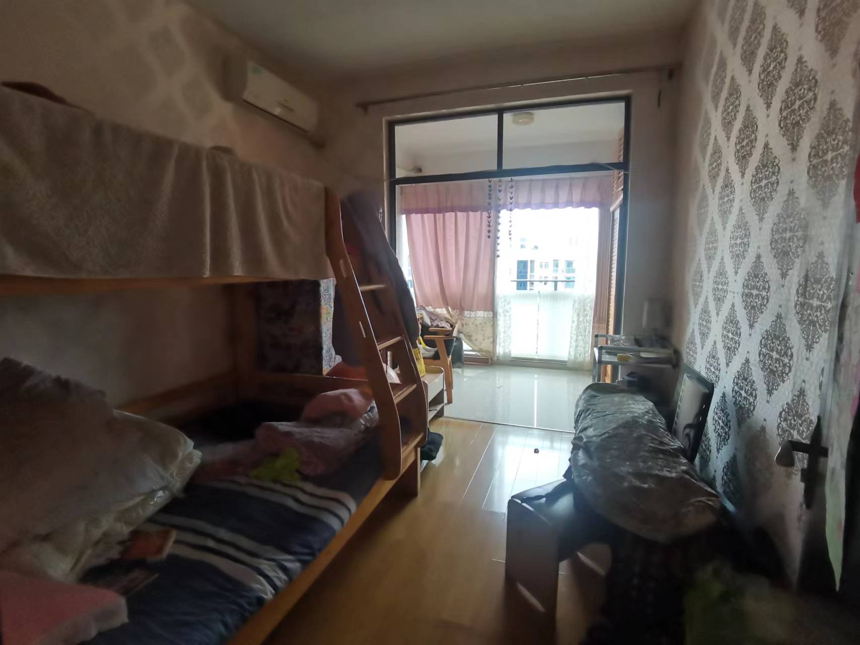 中央皇庭 3室2厅1卫 56.8万 中央皇庭 3室2厅1卫 56.8万客厅