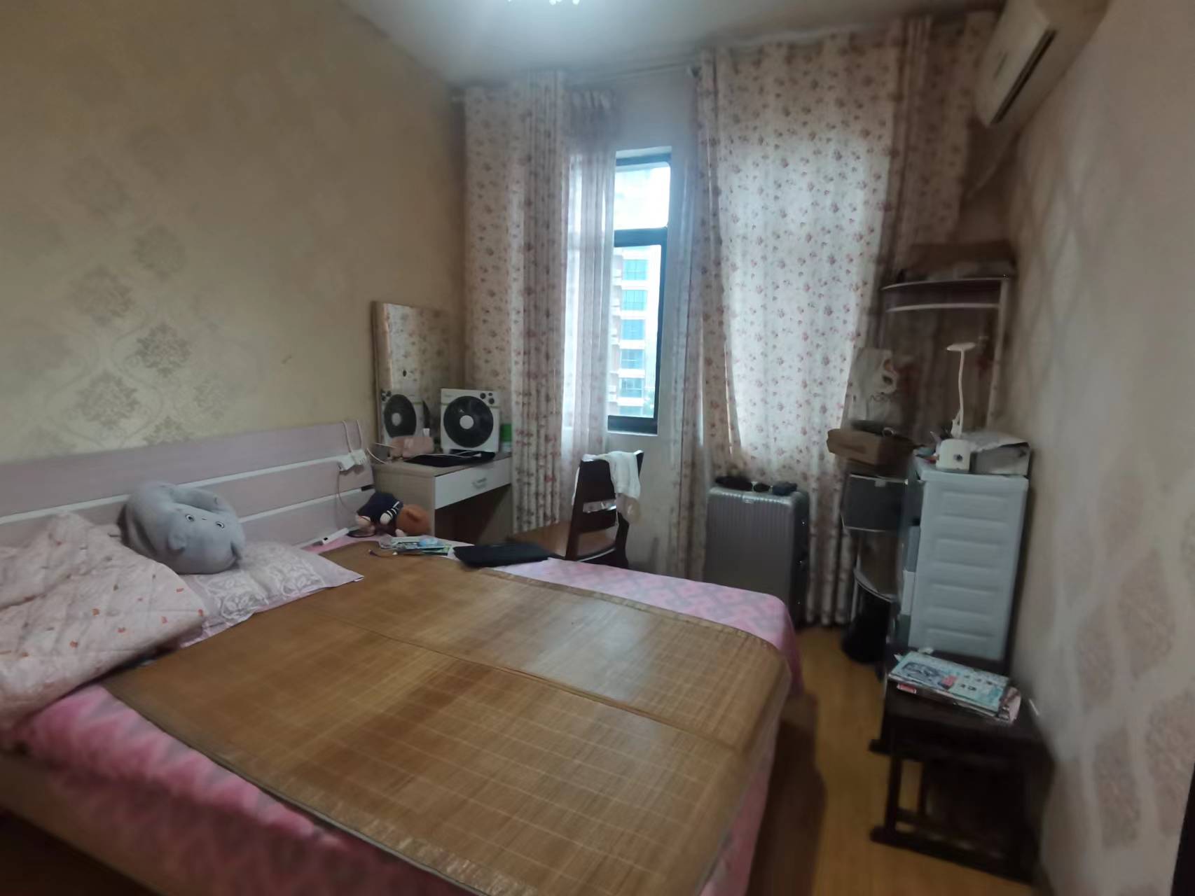 中央皇庭 3室2厅1卫 56.8万 中央皇庭 3室2厅1卫 56.8万客厅