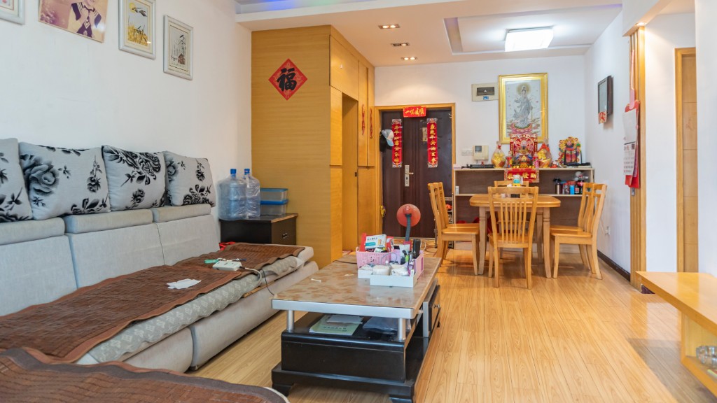 桃花里 2室2厅1卫 58.8万 桃花里 2室2厅1卫 58.8万客厅