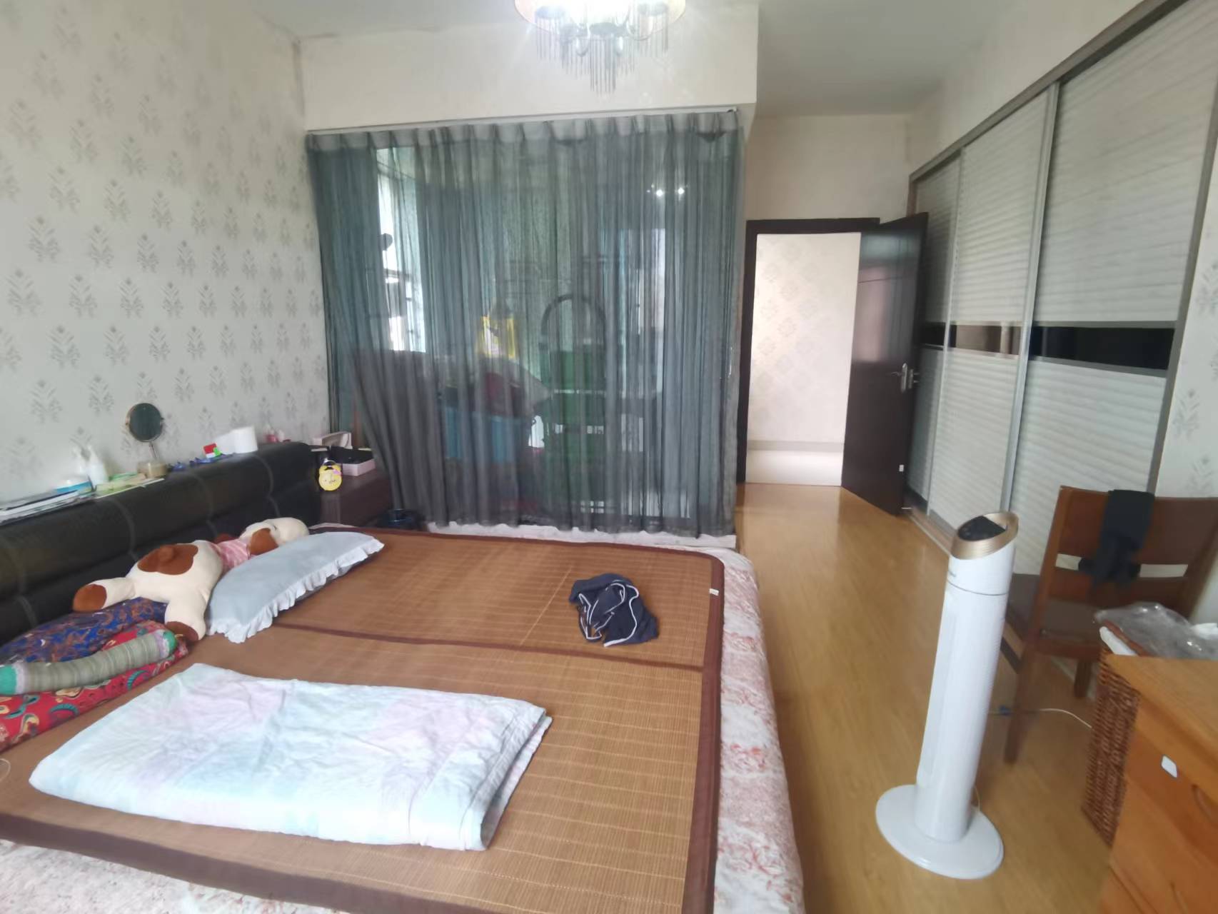 中央皇庭 3室2厅1卫 56.8万 中央皇庭 3室2厅1卫 56.8万客厅