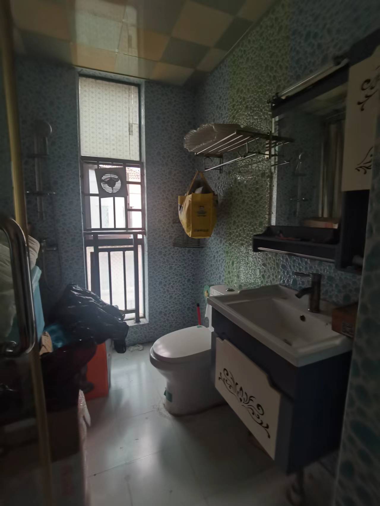 中央皇庭 3室2厅1卫 56.8万 中央皇庭 3室2厅1卫 56.8万客厅