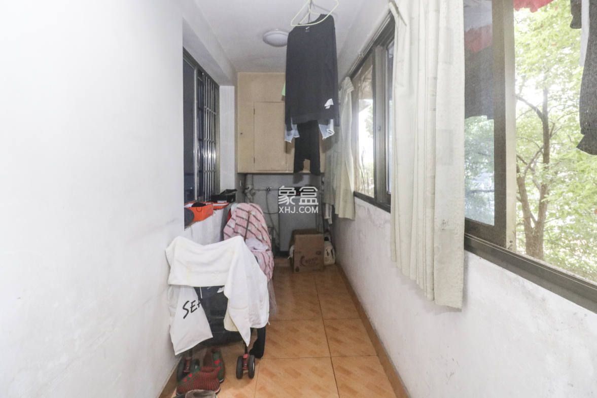 岳银小区(一二三五村) 2室2厅1卫 71.8万 岳银小区(一二三五村) 2室2厅1卫 71.8万阳台