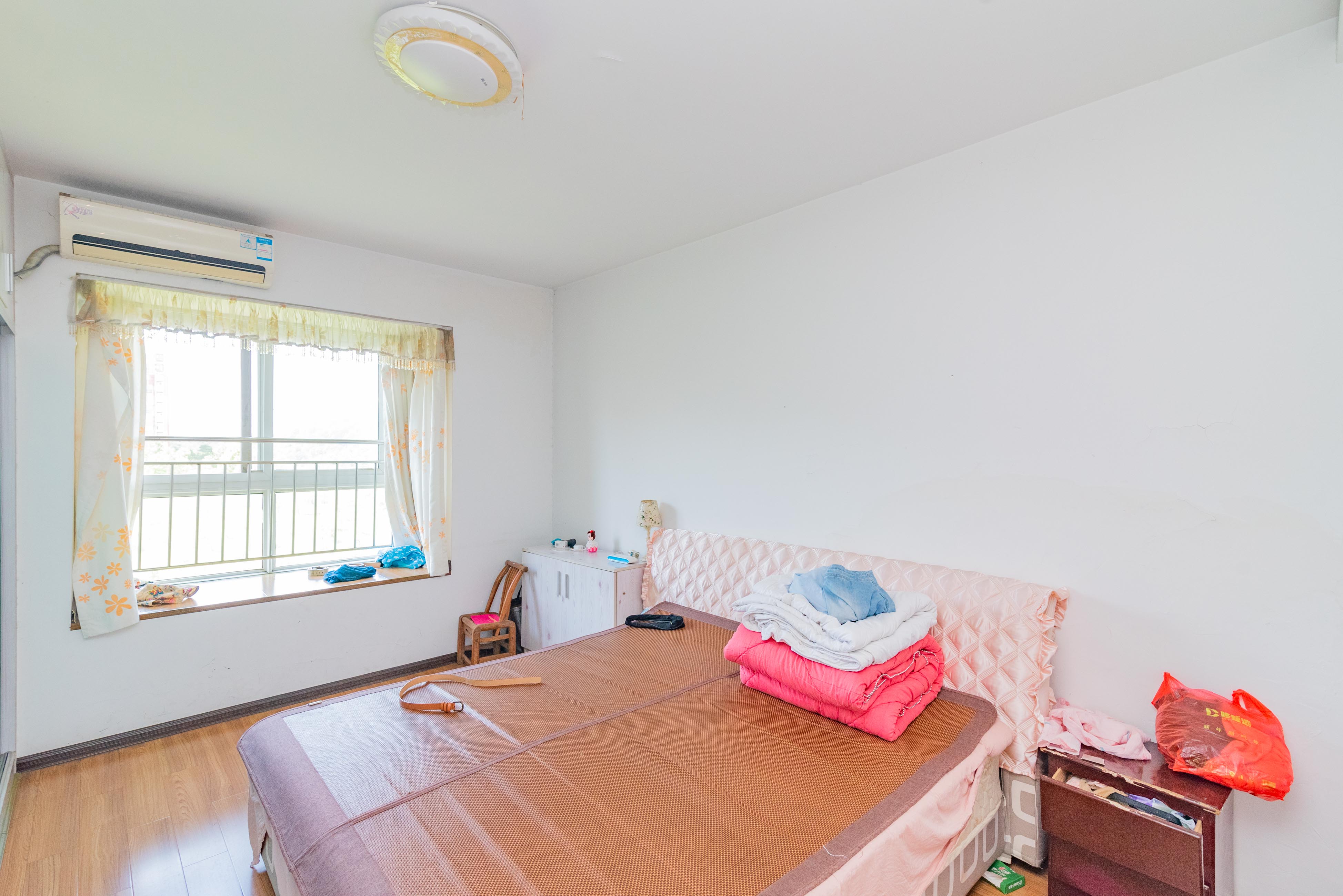 学府华庭  4室2厅2卫   105.00万卧室