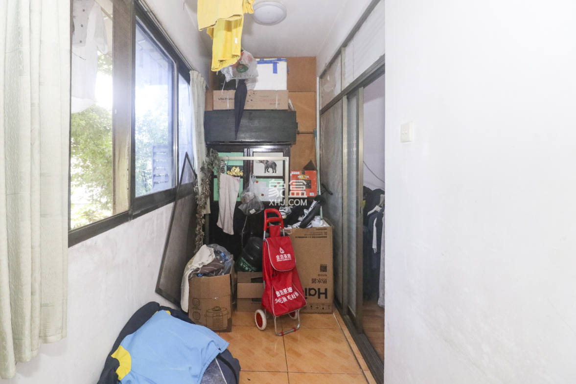 岳银小区(一二三五村) 2室2厅1卫 71.8万 岳银小区(一二三五村) 2室2厅1卫 71.8万阳台