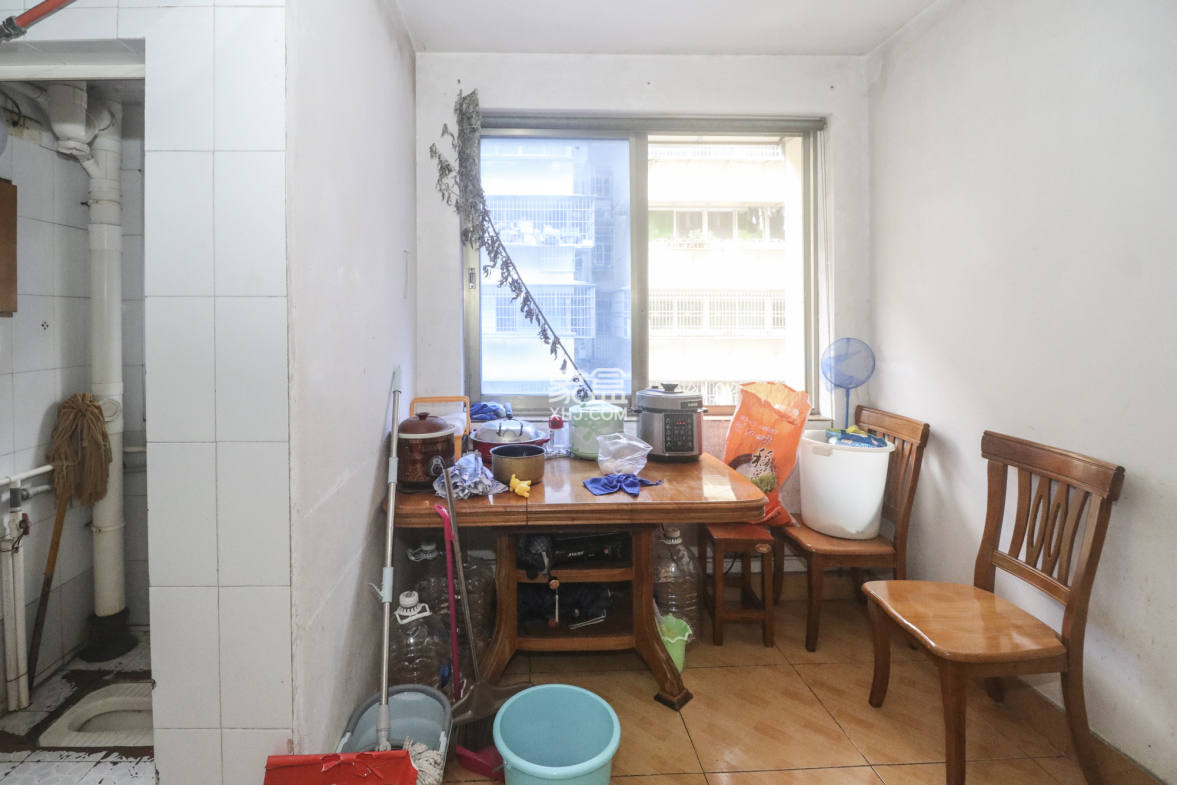 岳银小区(一二三五村) 2室2厅1卫 71.8万 岳银小区(一二三五村) 2室2厅1卫 71.8万客厅