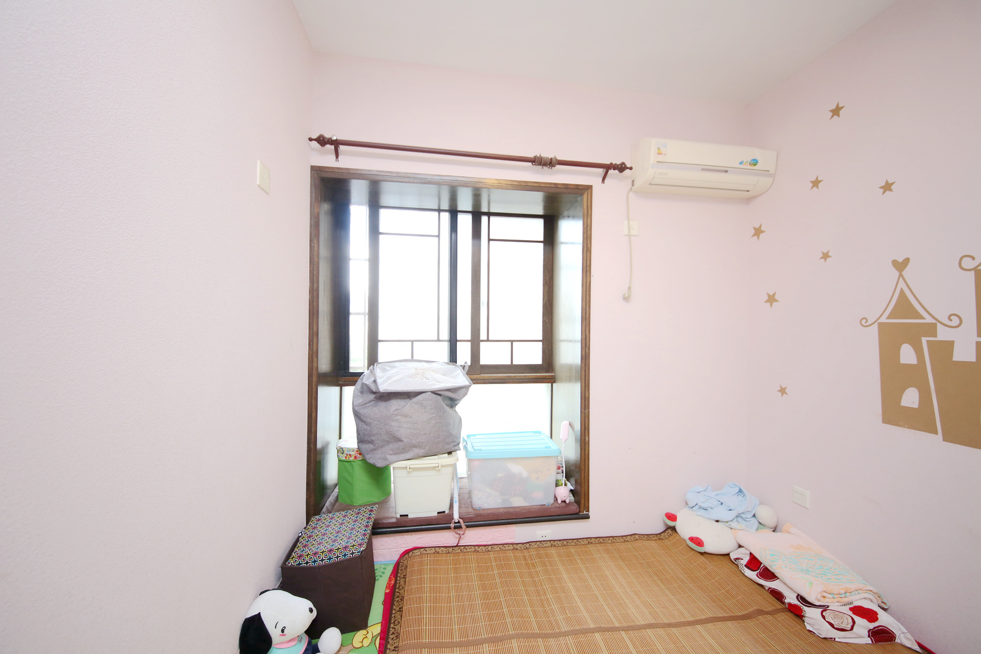新楚天扶华庭  3室2厅2卫   155.00万卧室