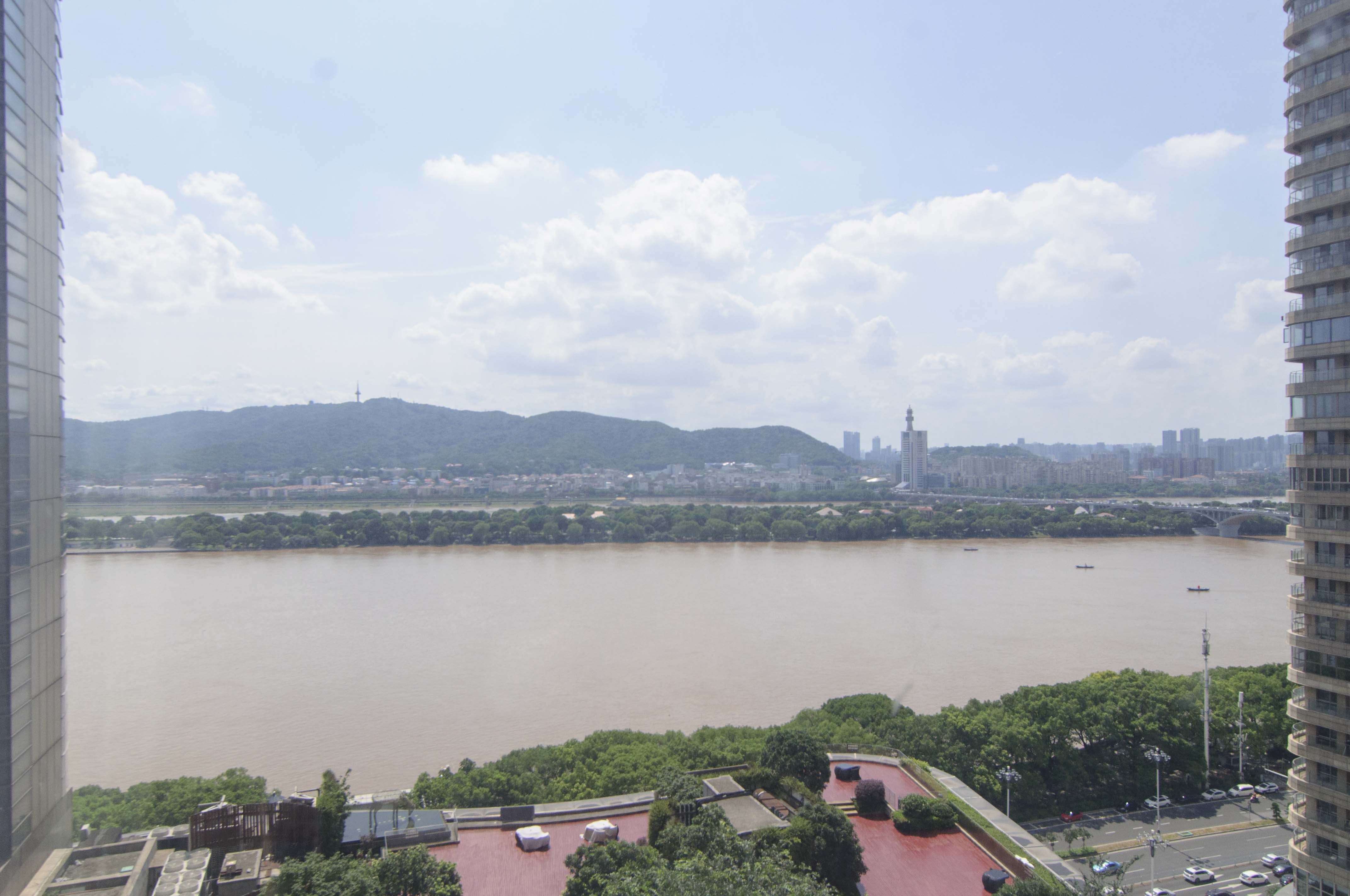 華遠(yuǎn)國際公寓  1室1廳1衛(wèi)    105.0萬陽臺(tái)