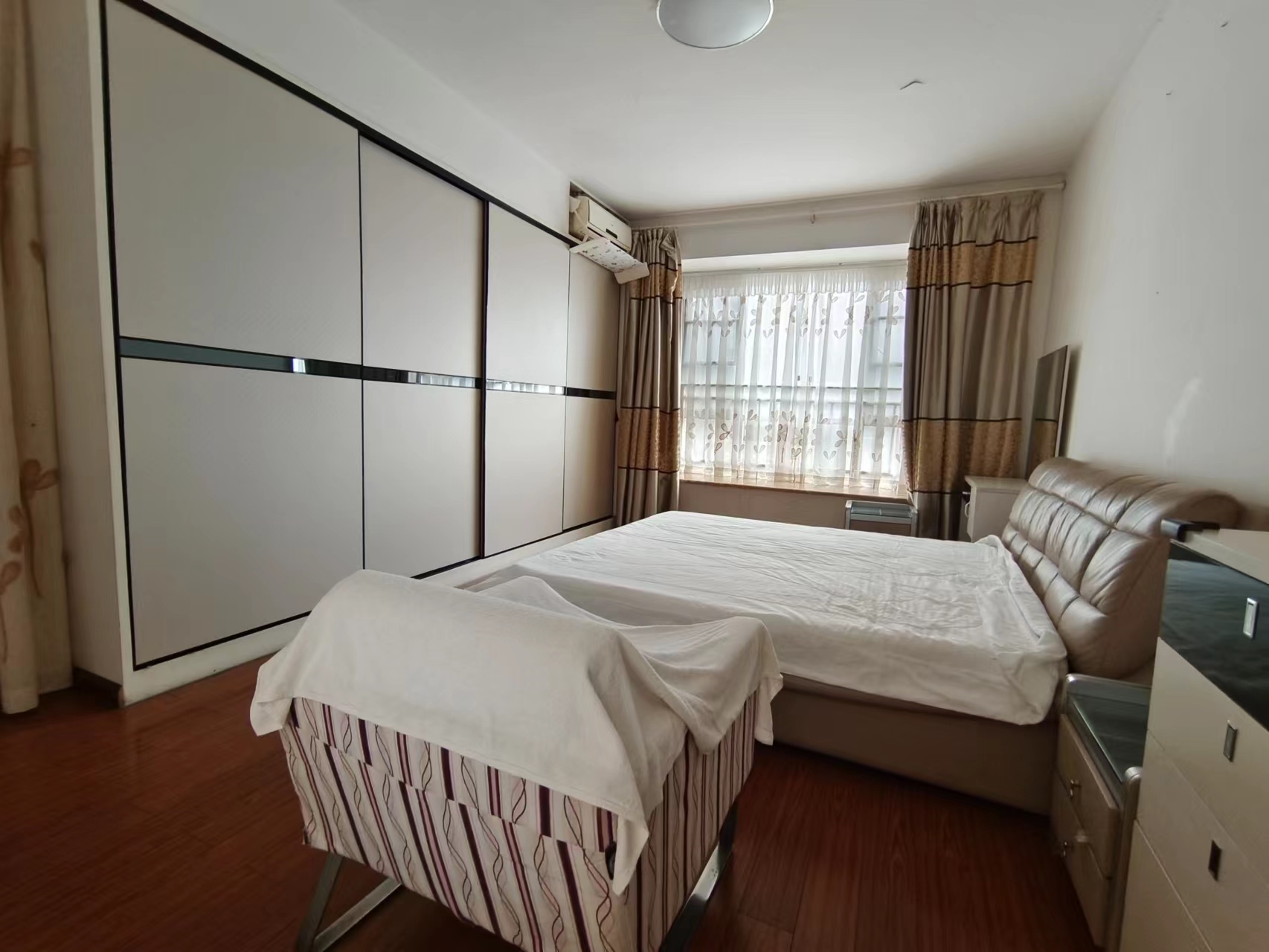 城市风景  4室2厅2卫    100.0万 城市风景  4室2厅2卫    100.0万客厅