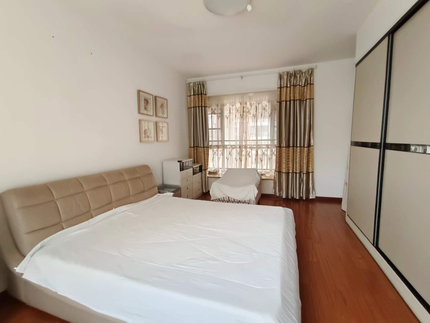 城市风景  4室2厅2卫    100.0万 城市风景  4室2厅2卫    100.0万客厅