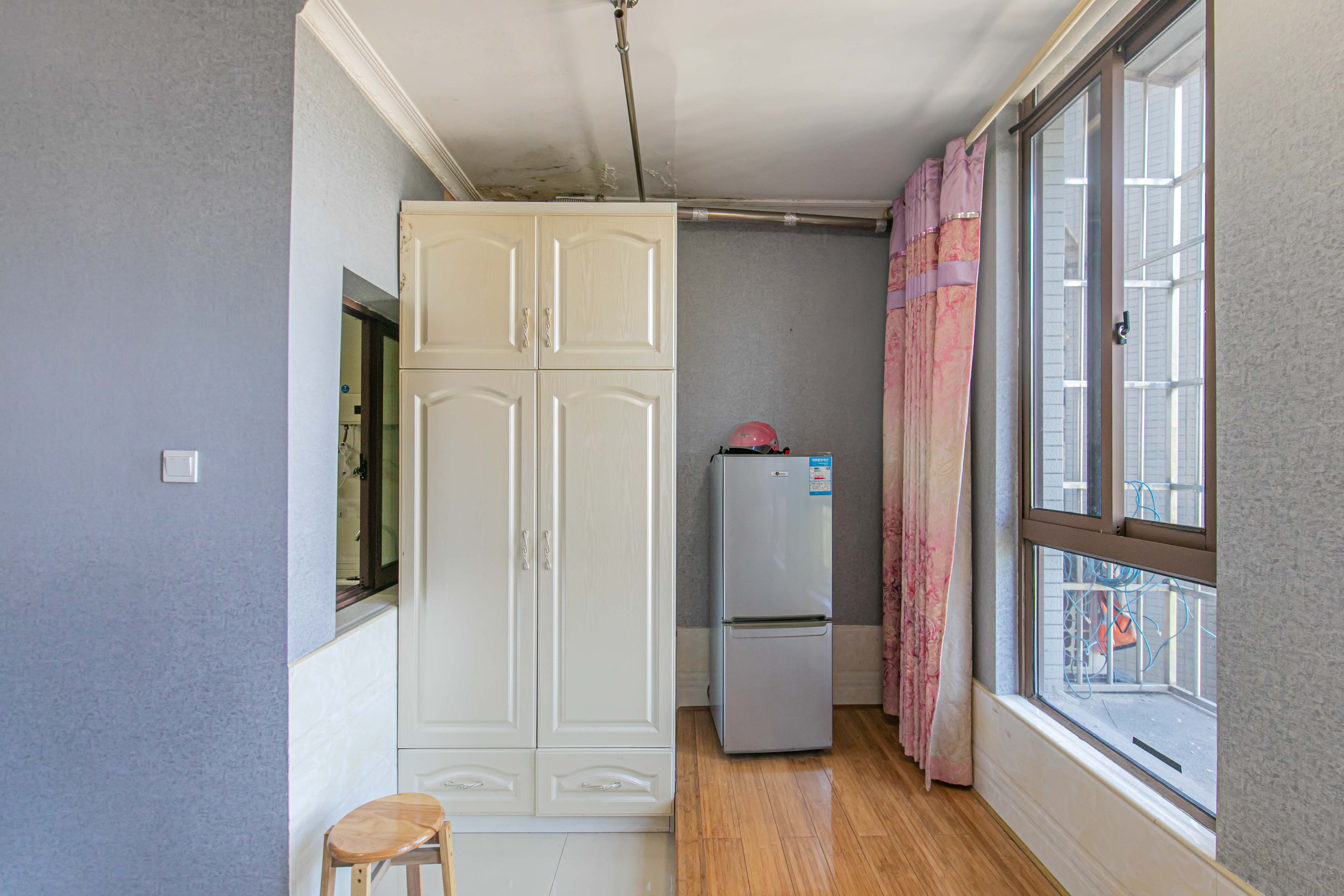 湖湾世景  1室1厅1卫    31.8万 湖湾世景  1室1厅1卫    31.8万客厅