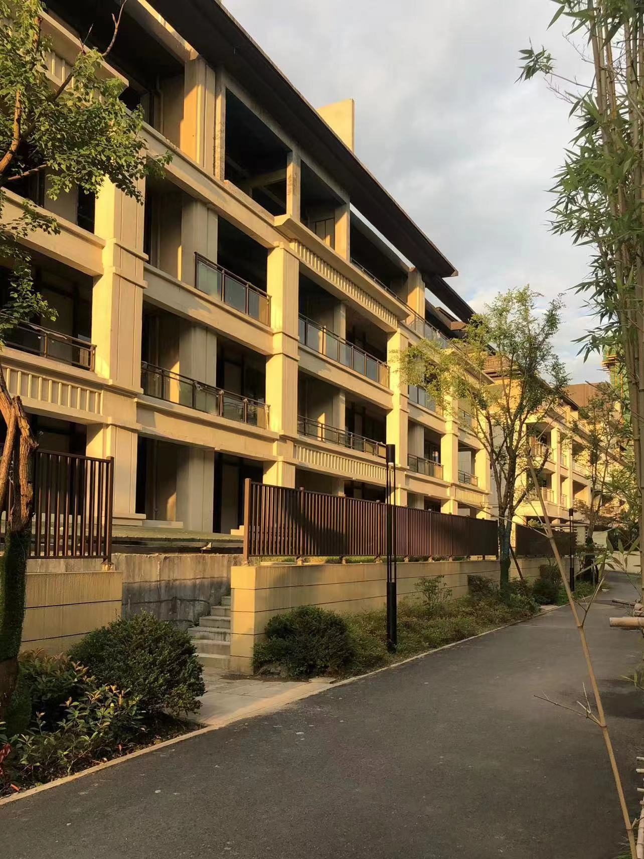 航空未名小区(北大资源) 6室3厅1卫 225.0万 航空未名小区(北大资源) 6室3厅1卫 225.0万客厅