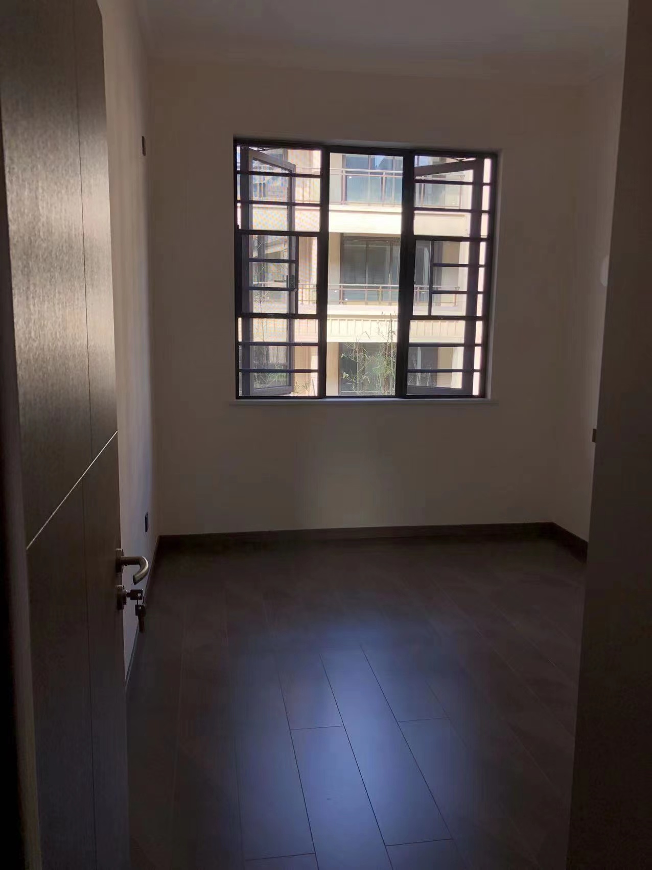 航空未名小区(北大资源) 6室3厅1卫 225.0万 航空未名小区(北大资源) 6室3厅1卫 225.0万客厅