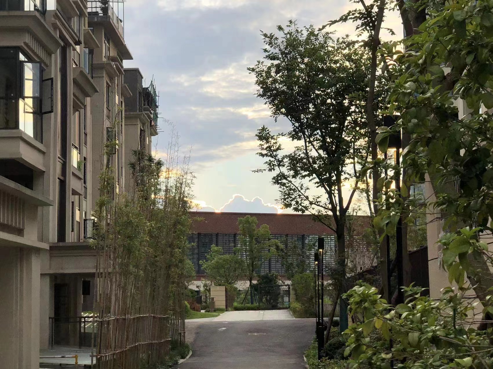 航空未名小区(北大资源) 6室3厅1卫 225.0万 航空未名小区(北大资源) 6室3厅1卫 225.0万客厅