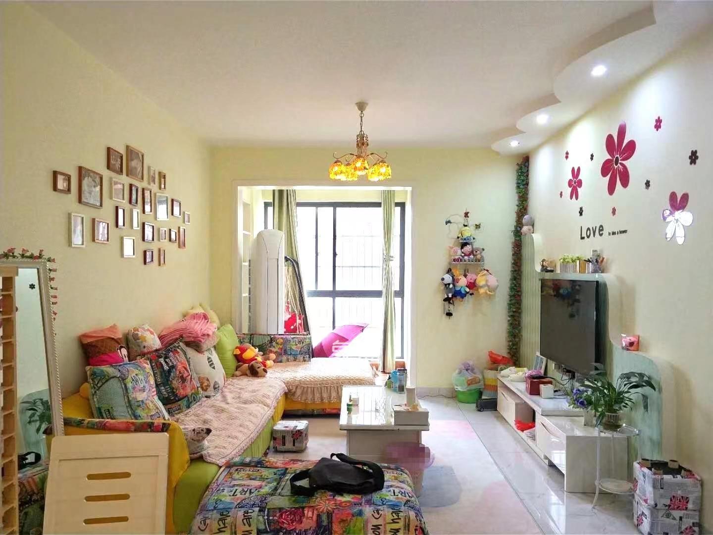 爱丁堡 3室2厅1卫 60.0万 爱丁堡 3室2厅1卫 60.0万客厅