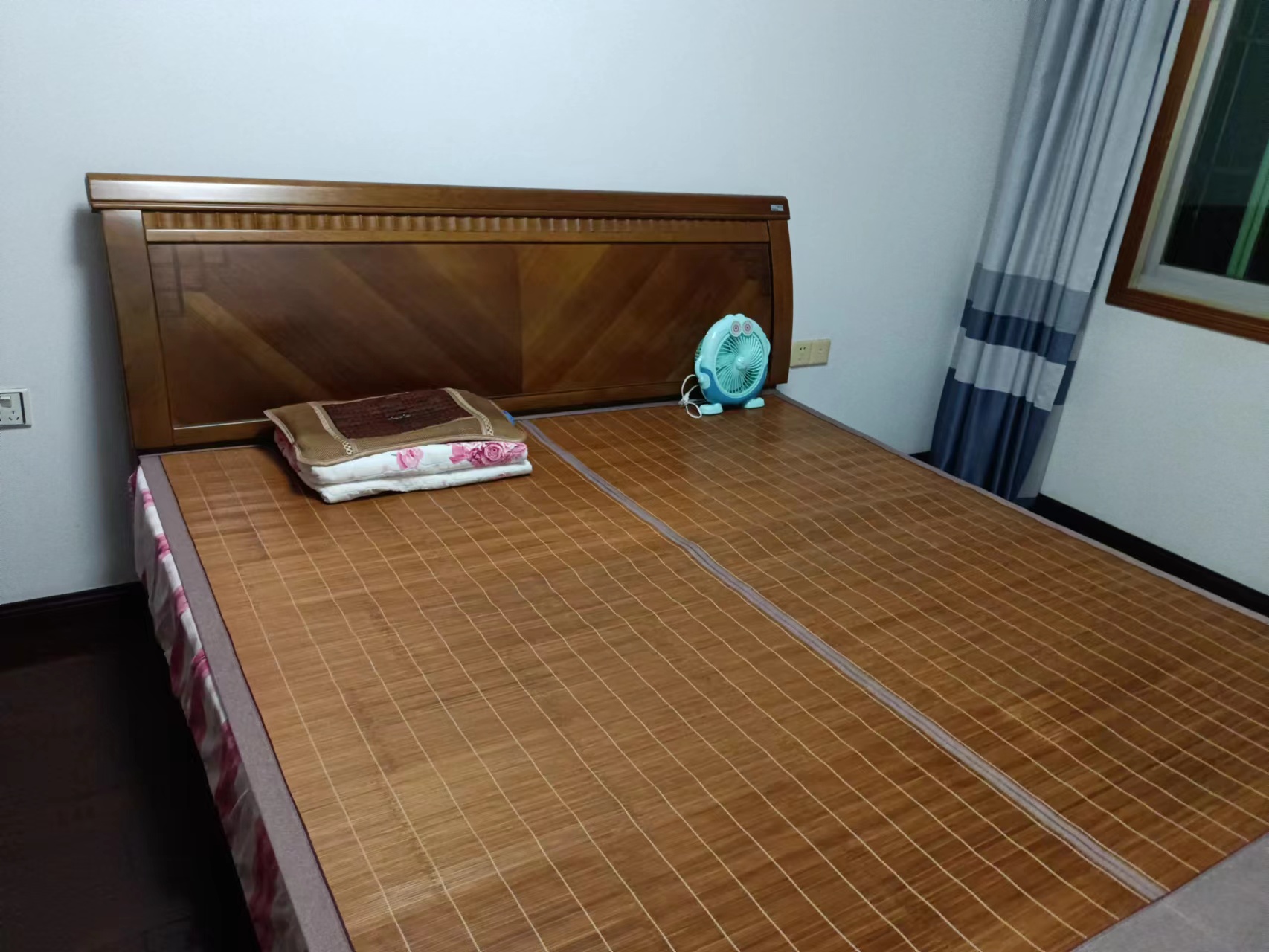 东城家园一期  3室2厅2卫    68.0万 东城家园一期  3室2厅2卫    68.0万客厅