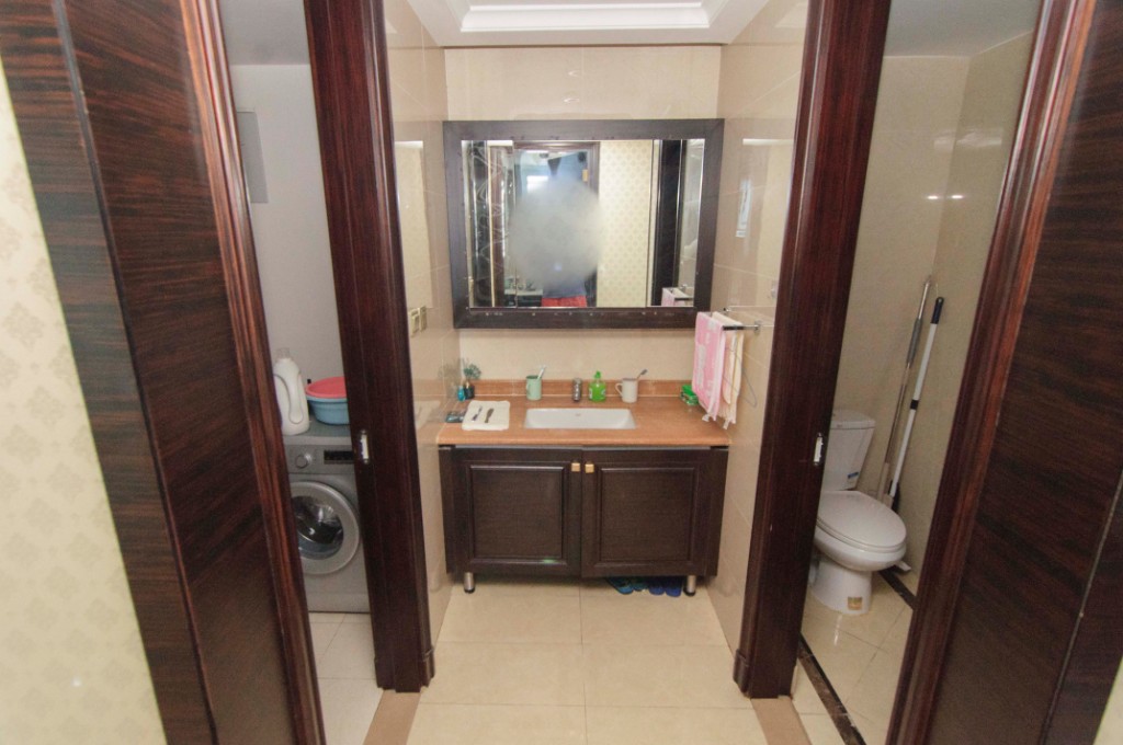 华远国际公寓  2室2厅1卫    235.0万卫生间