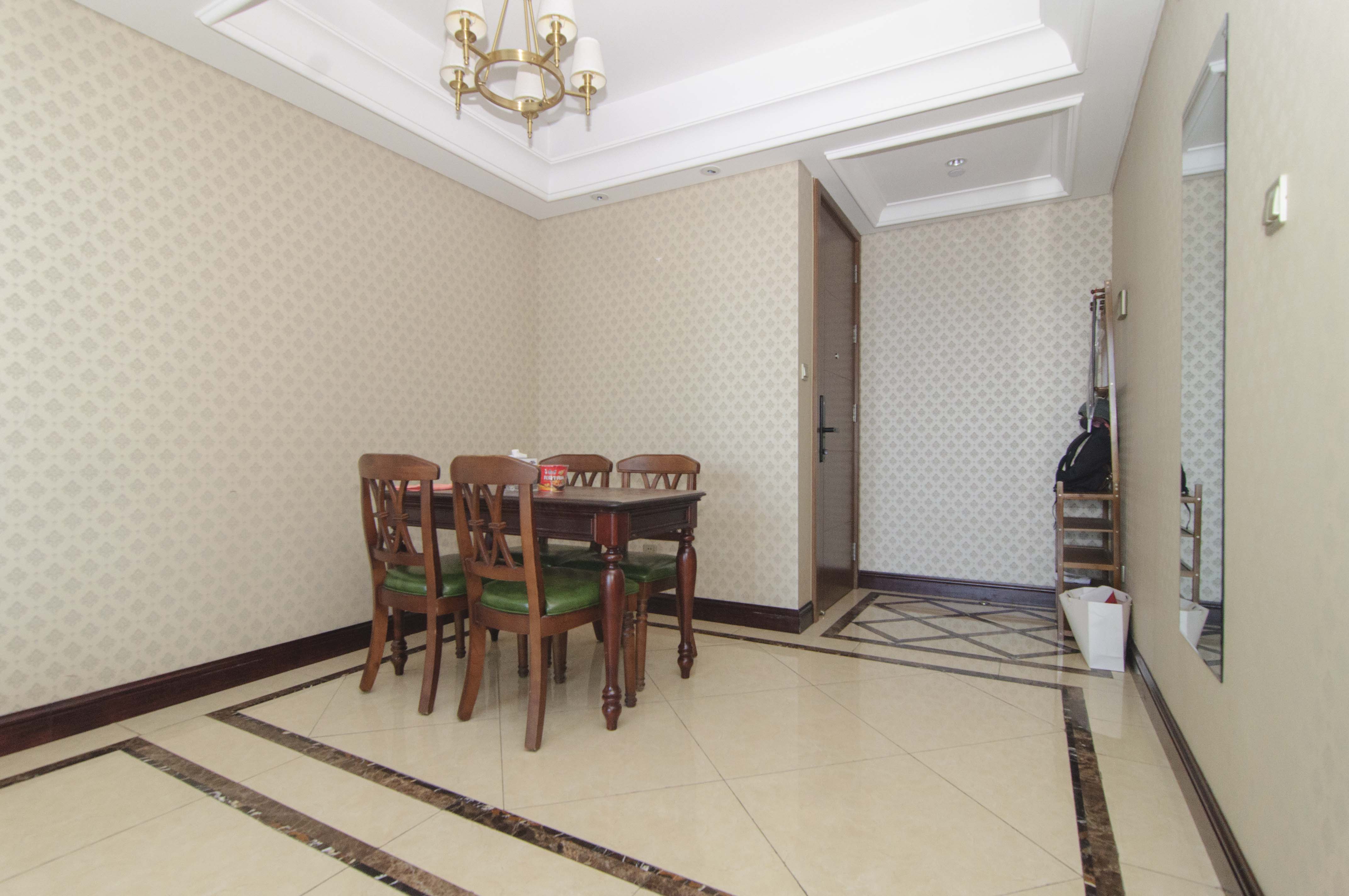 华远国际公寓  2室2厅1卫    235.0万客厅