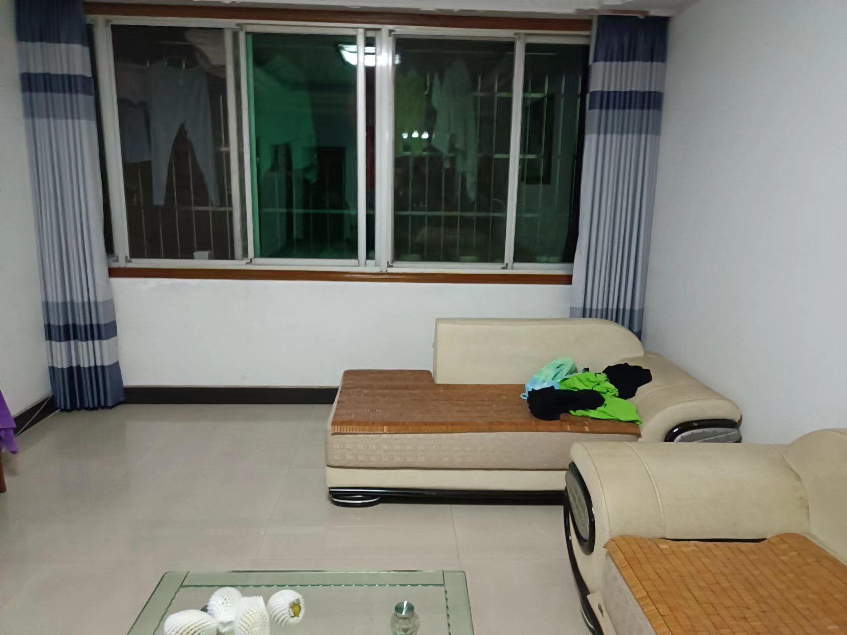 东城家园一期  3室2厅2卫    68.0万 东城家园一期  3室2厅2卫    68.0万客厅