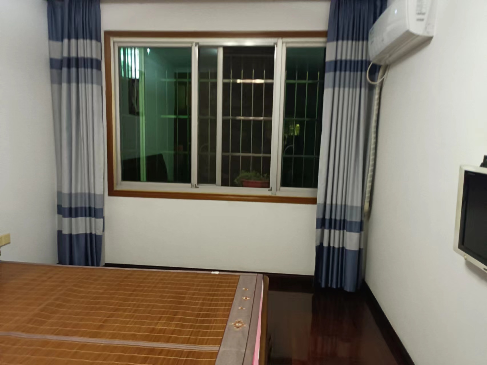 东城家园一期  3室2厅2卫    68.0万 东城家园一期  3室2厅2卫    68.0万客厅