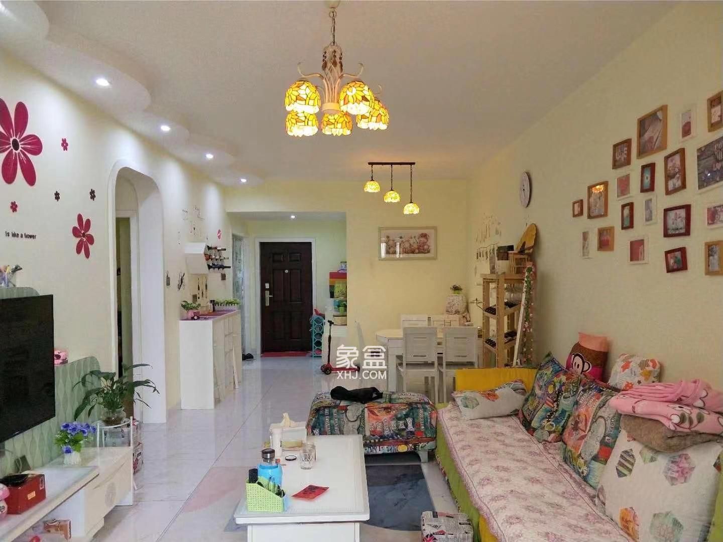 爱丁堡 3室2厅1卫 60.0万 爱丁堡 3室2厅1卫 60.0万客厅